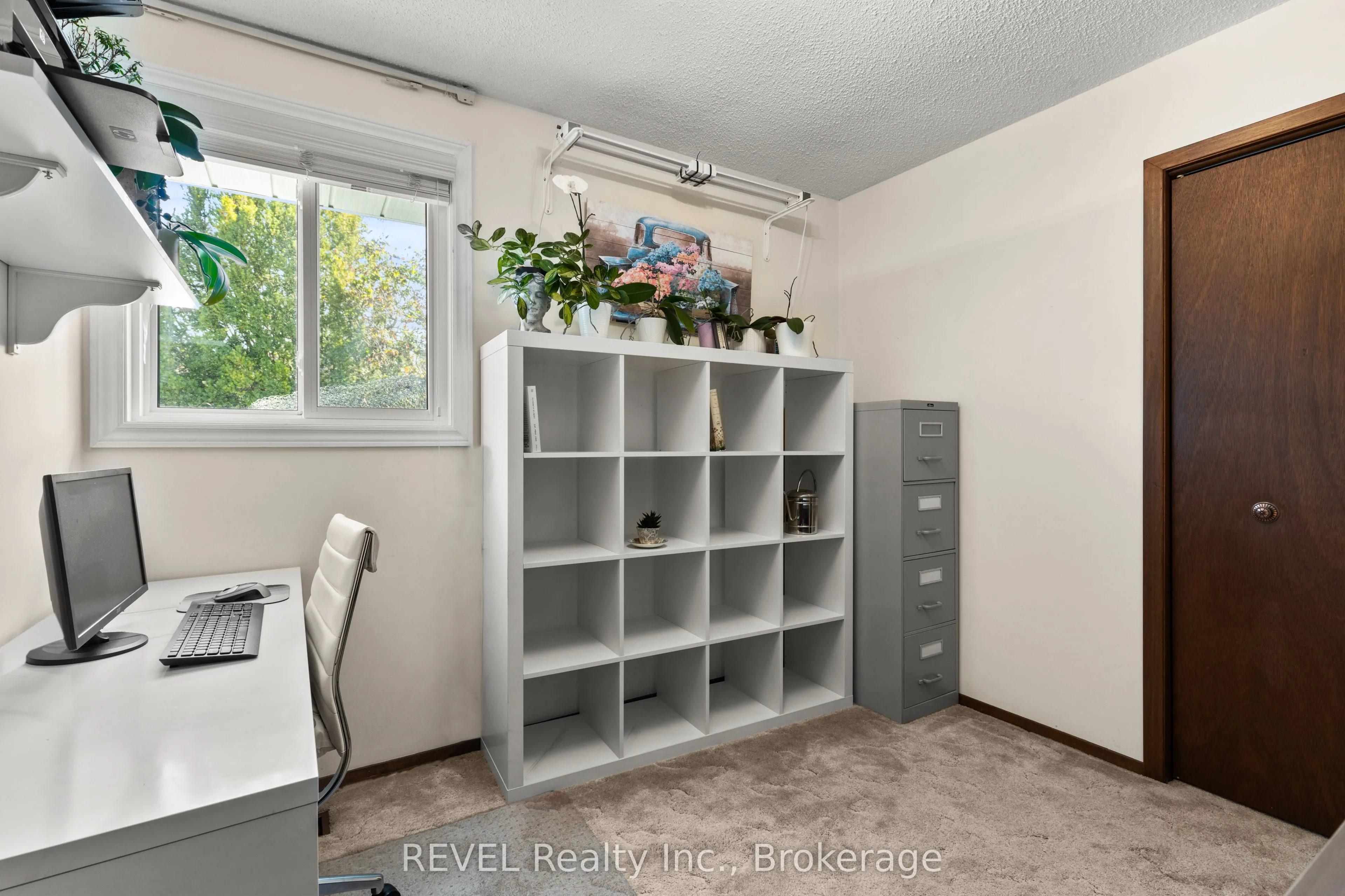 6 Lakebreeze Crescent