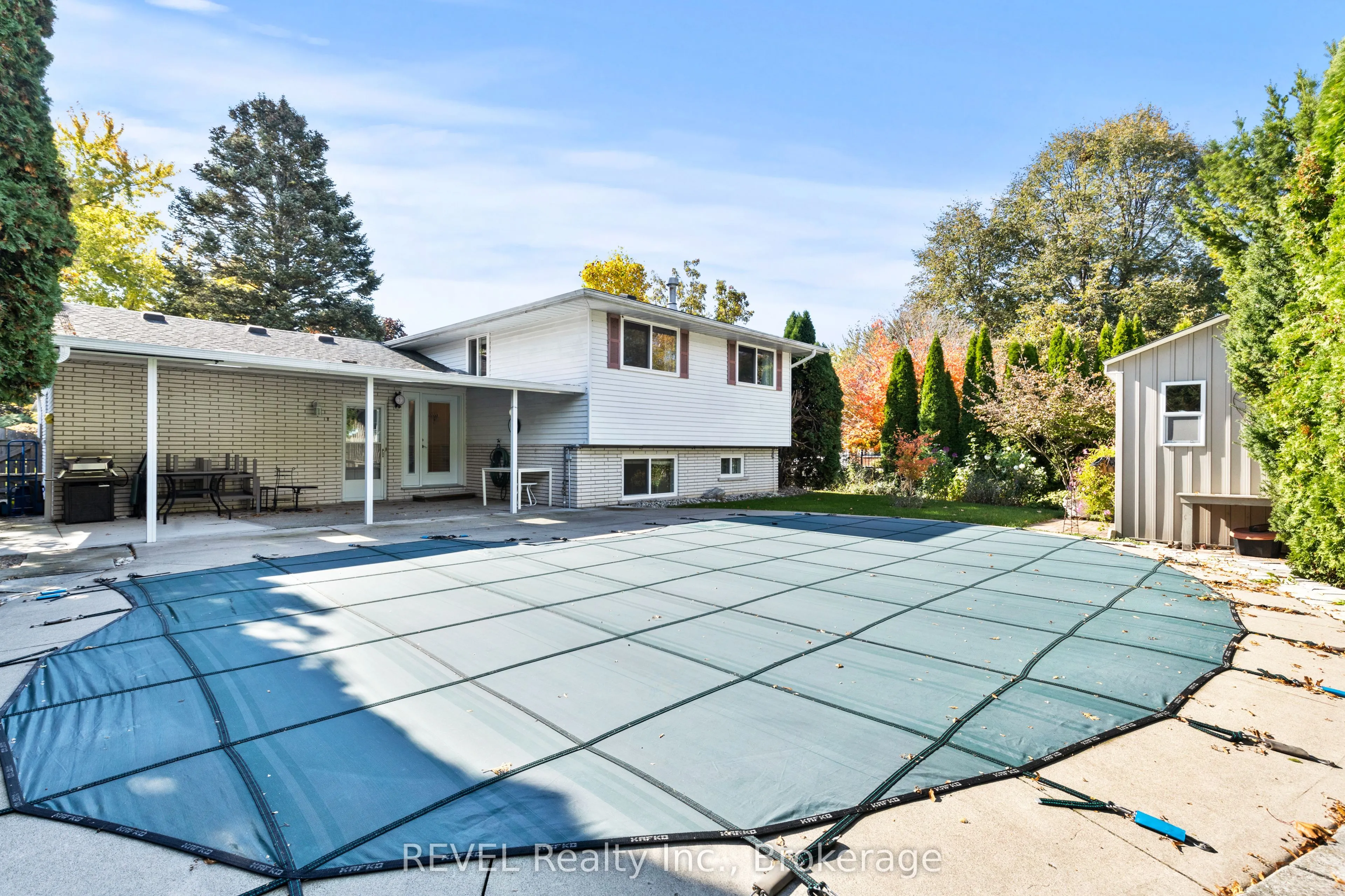 6 Lakebreeze Crescent