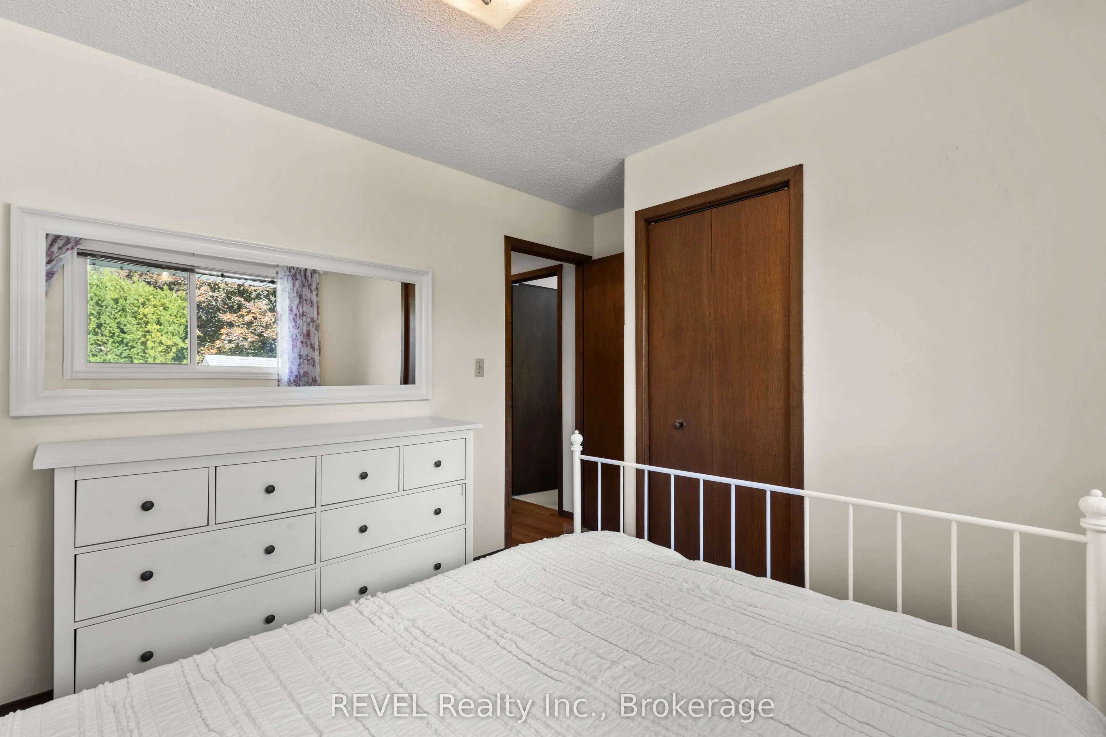 6 Lakebreeze Crescent