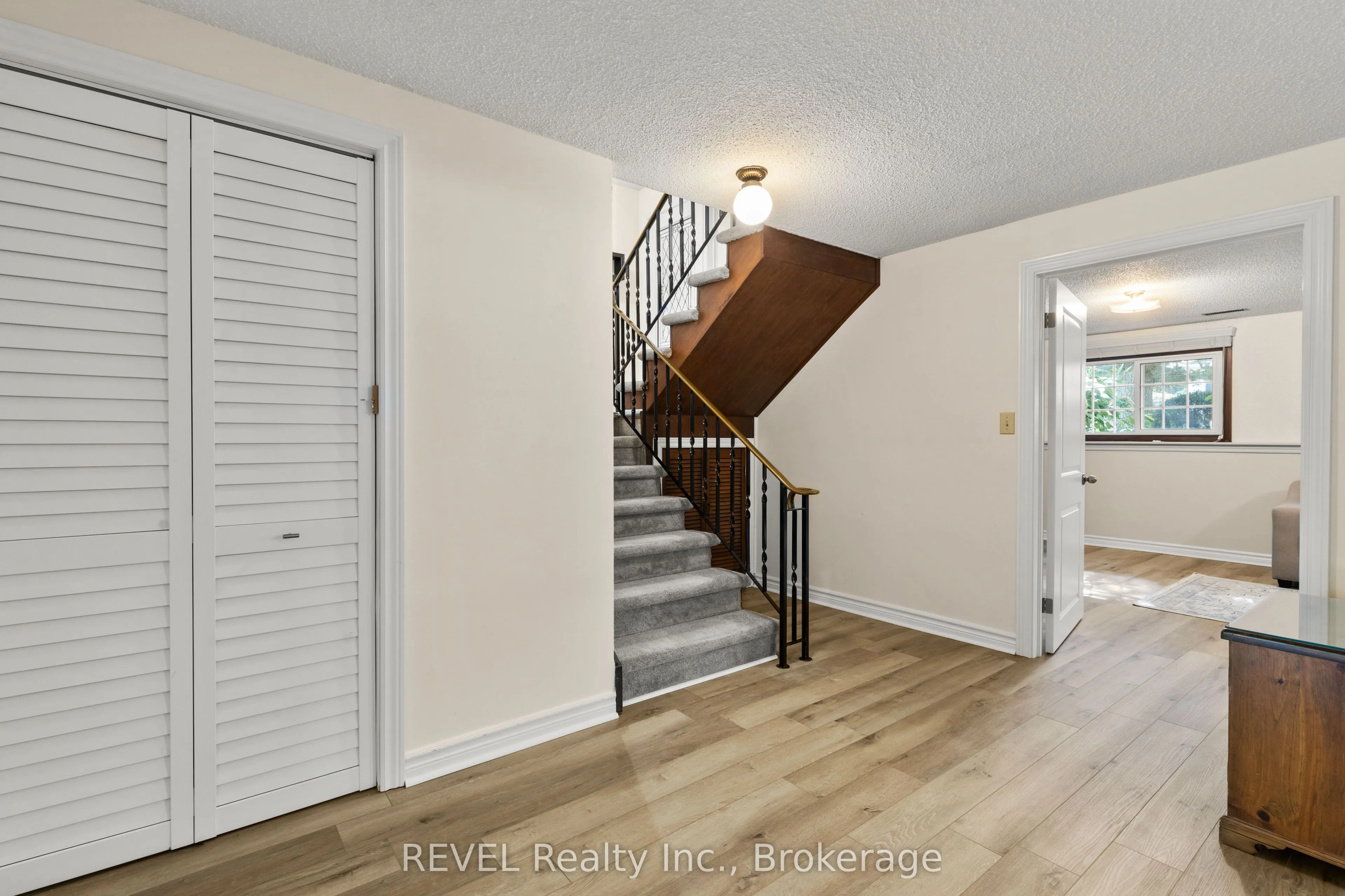 6 Lakebreeze Crescent
