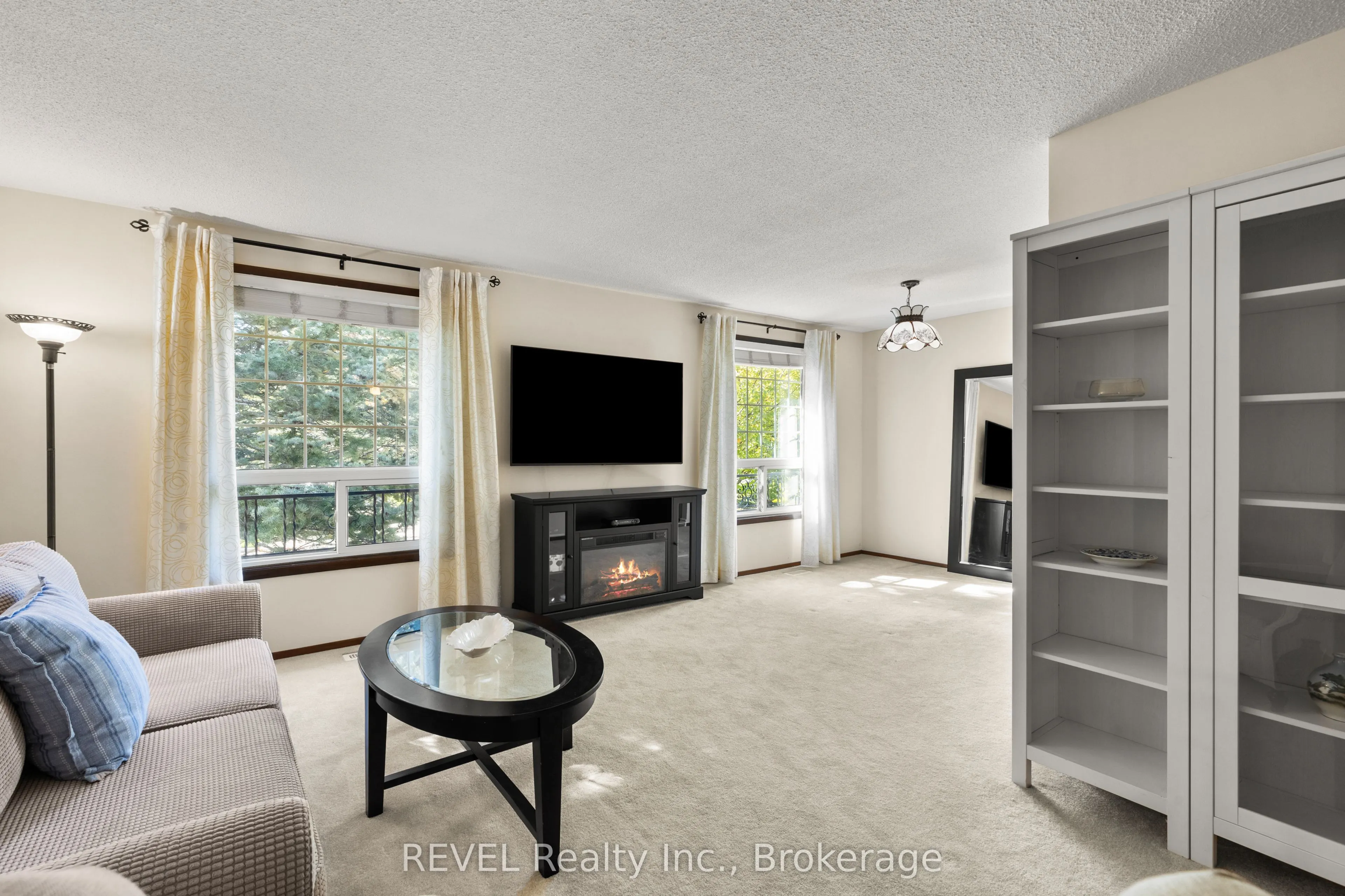 6 Lakebreeze Crescent