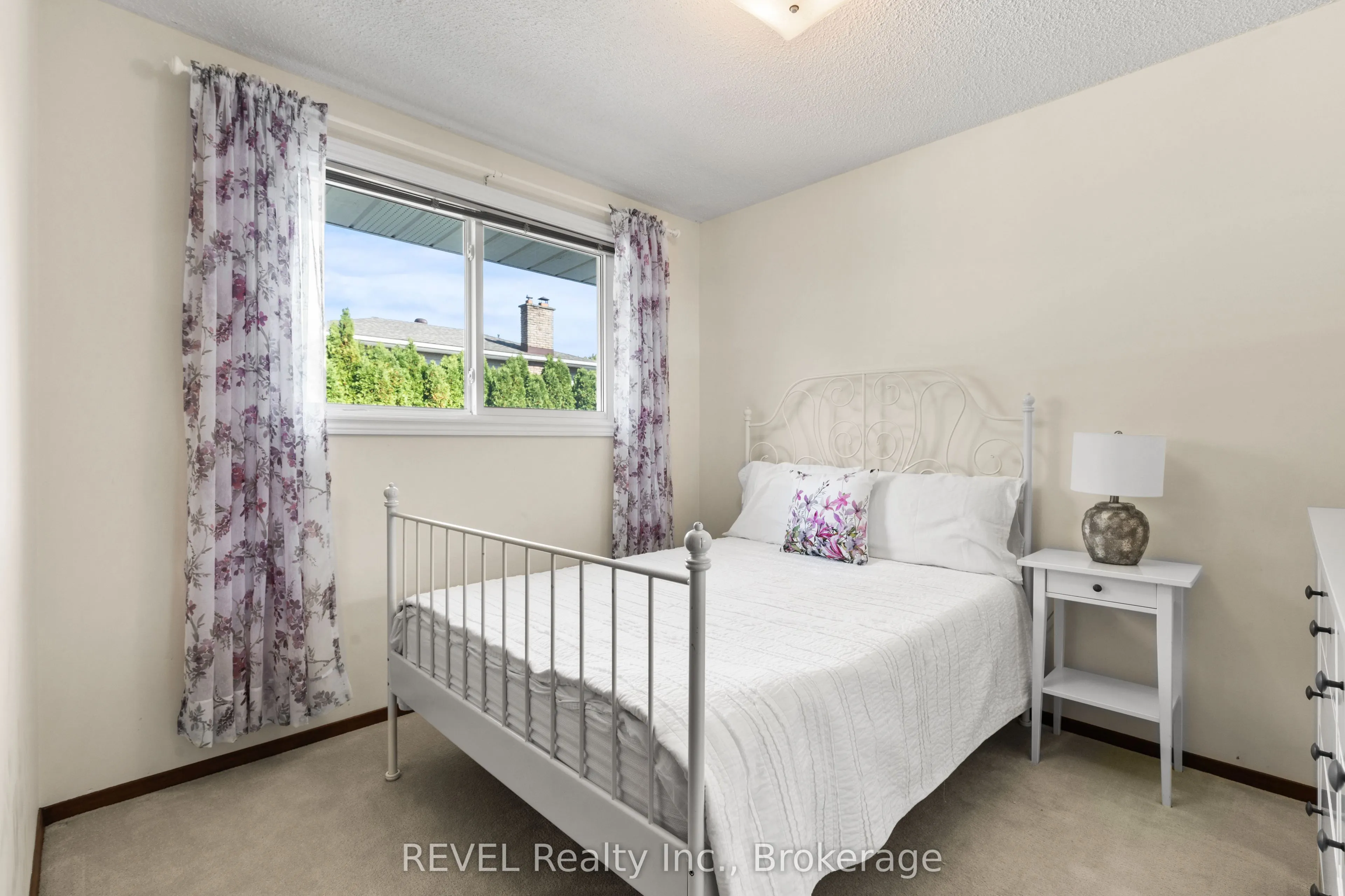 6 Lakebreeze Crescent