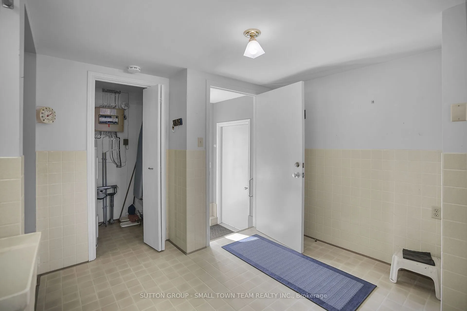 110 John Street W