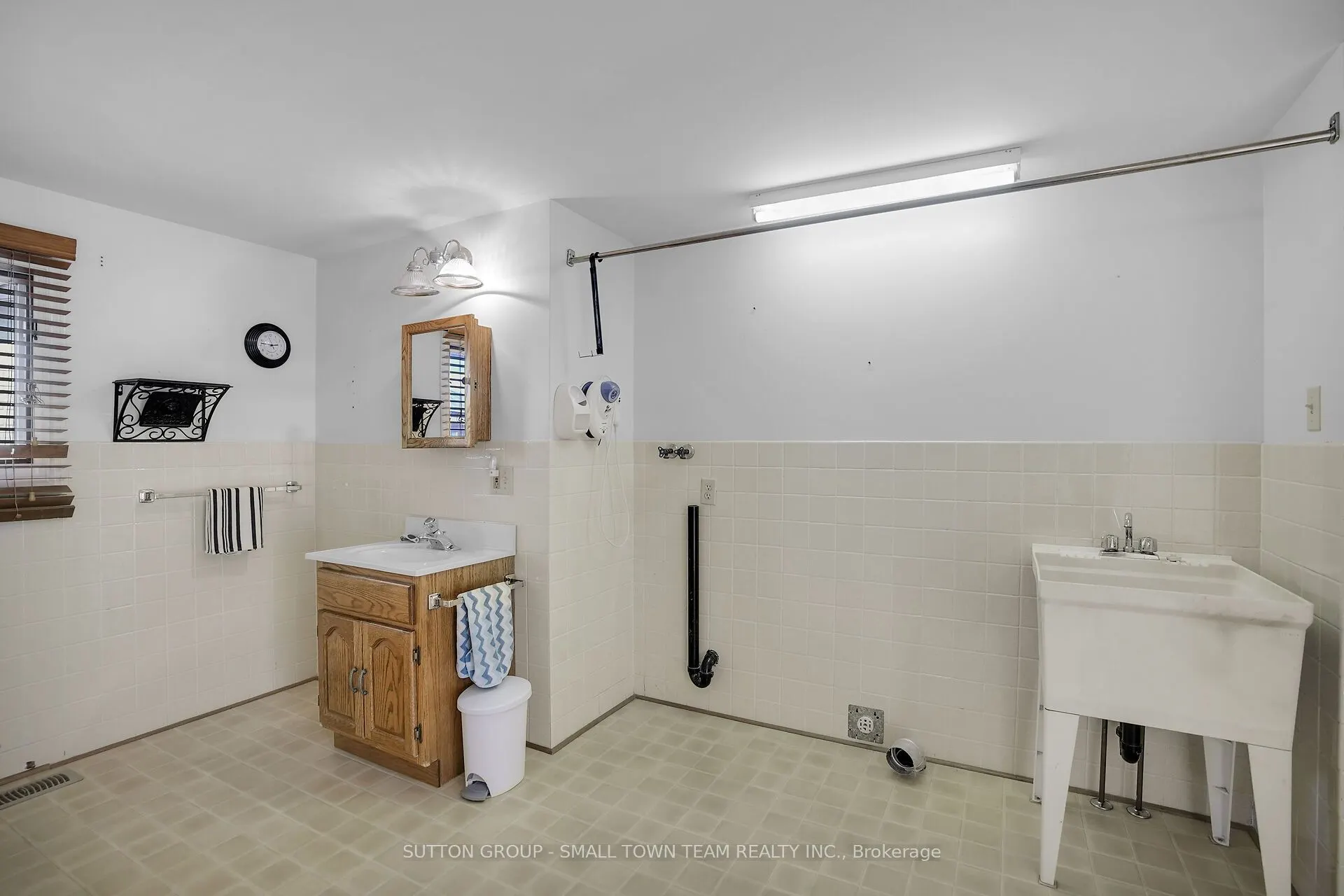110 John Street W
