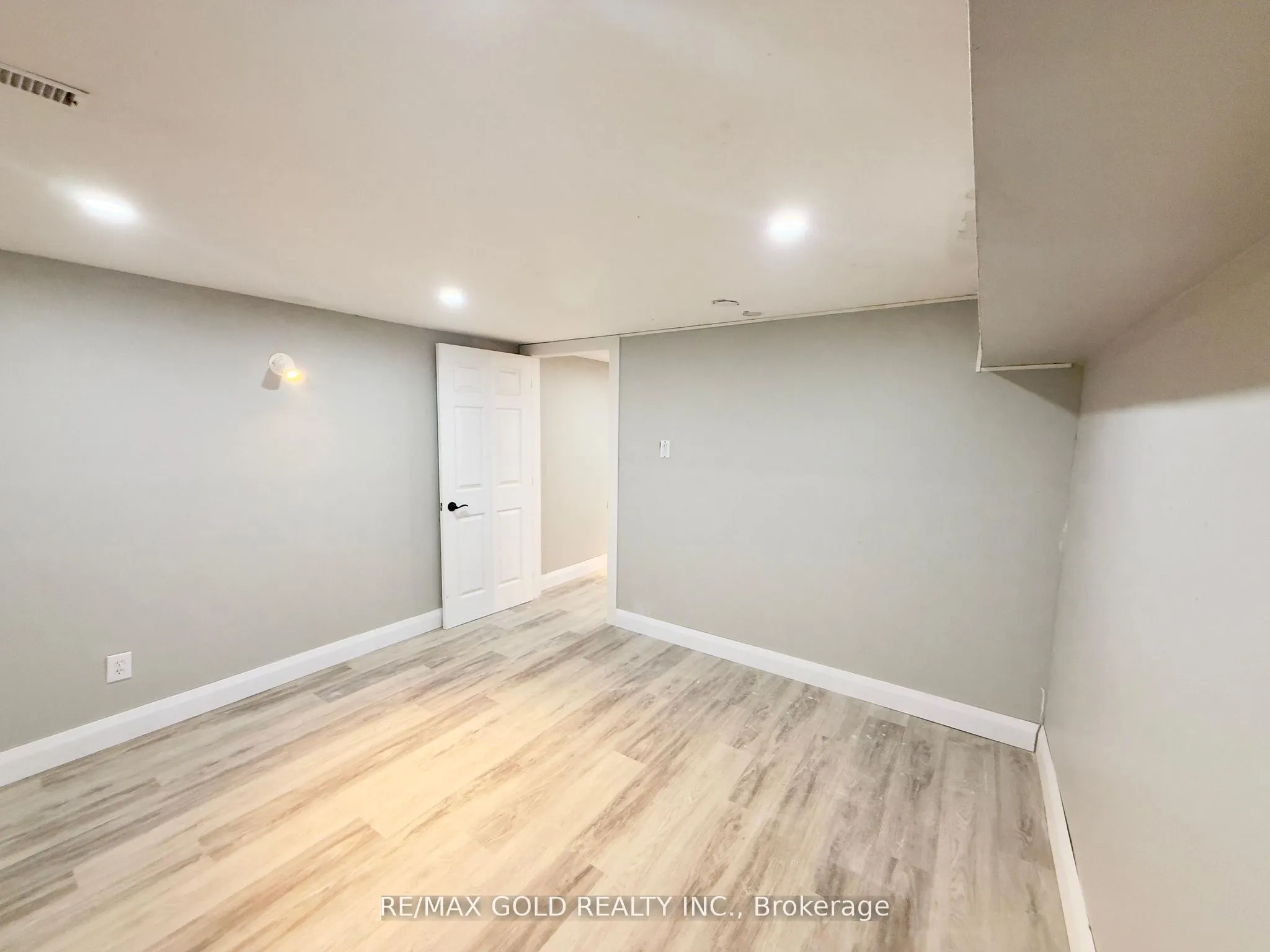 156 Mooregate Crescent, #Lower