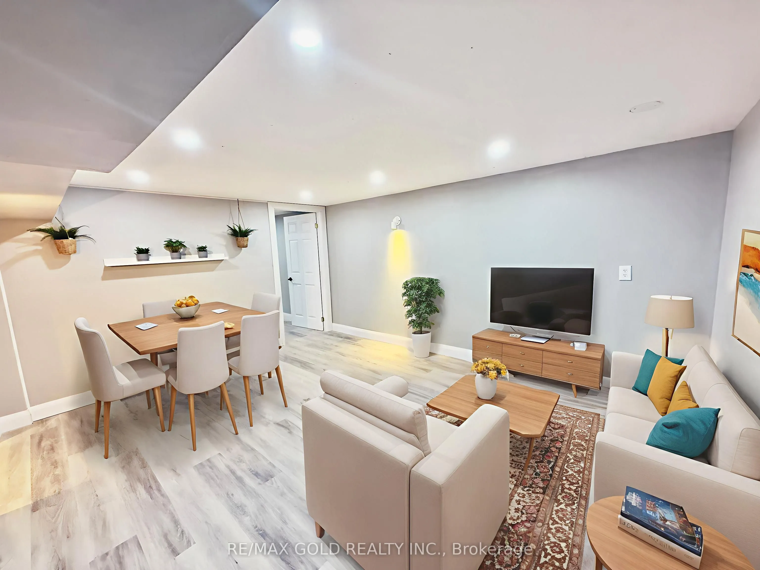 156 Mooregate Crescent, #Lower