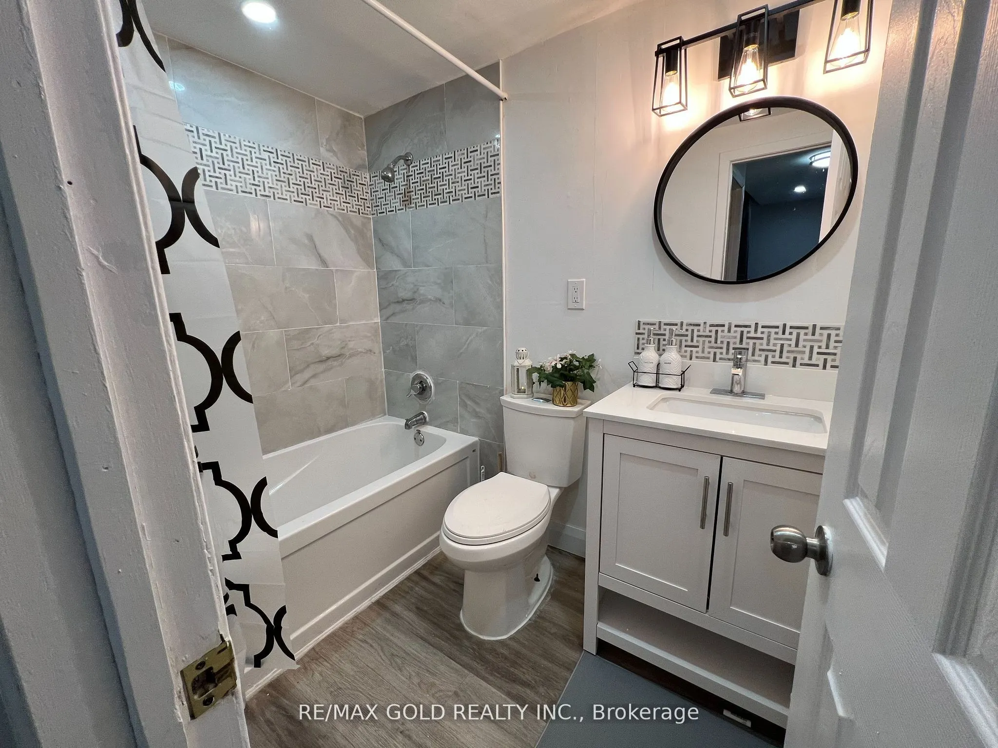 156 Mooregate Crescent, #Lower