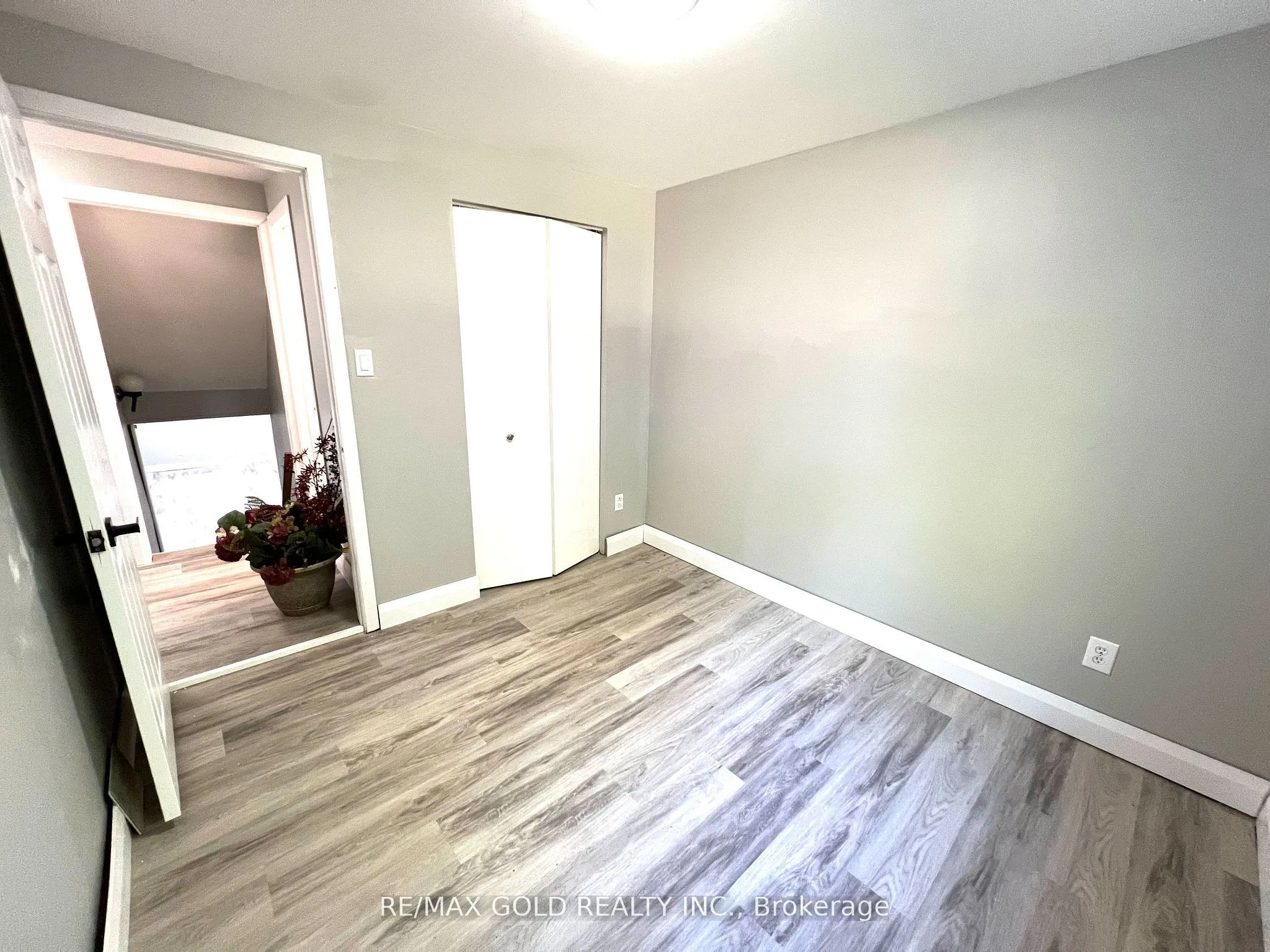 156 Mooregate Crescent, #Lower