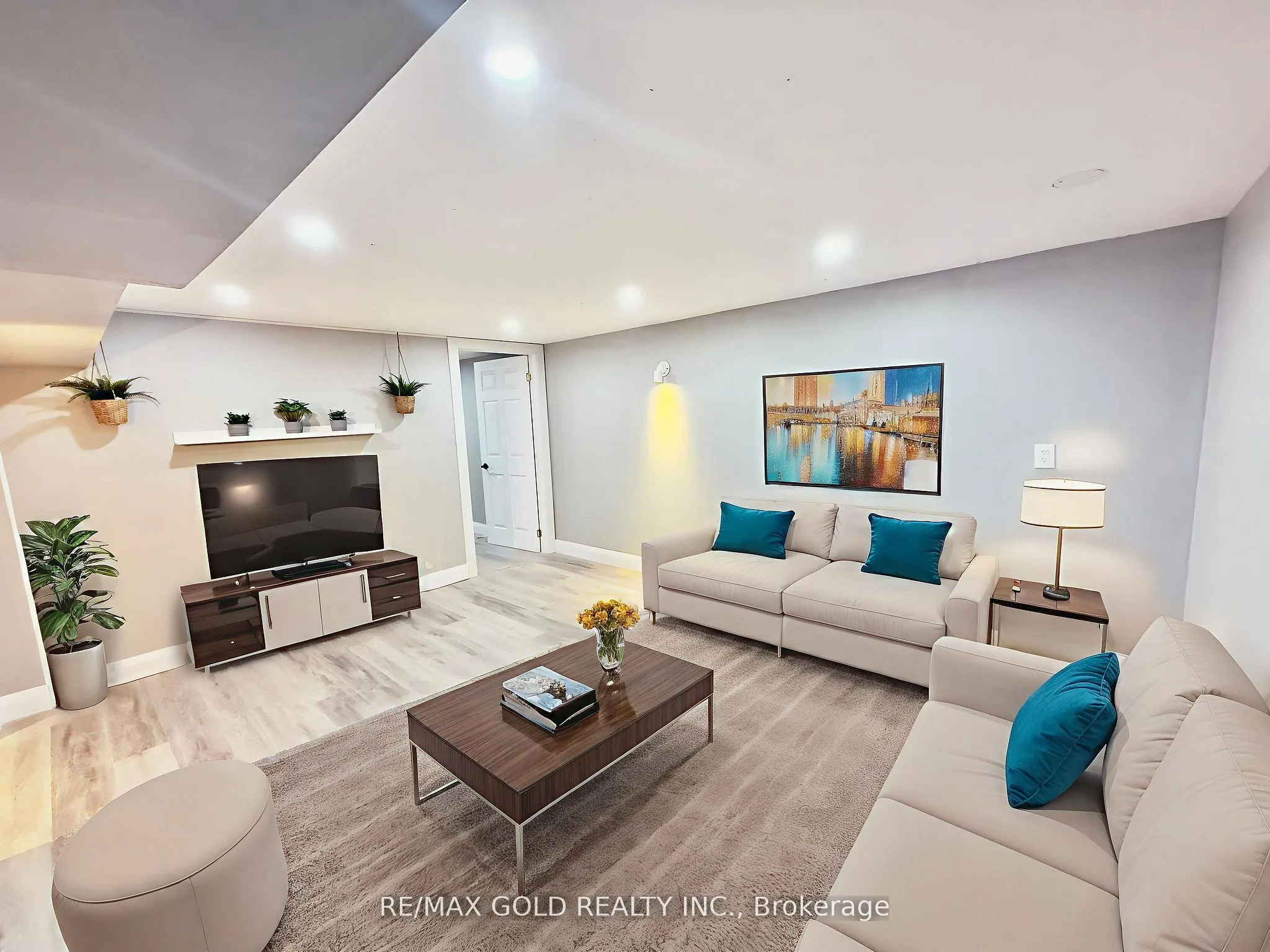 156 Mooregate Crescent, #Lower