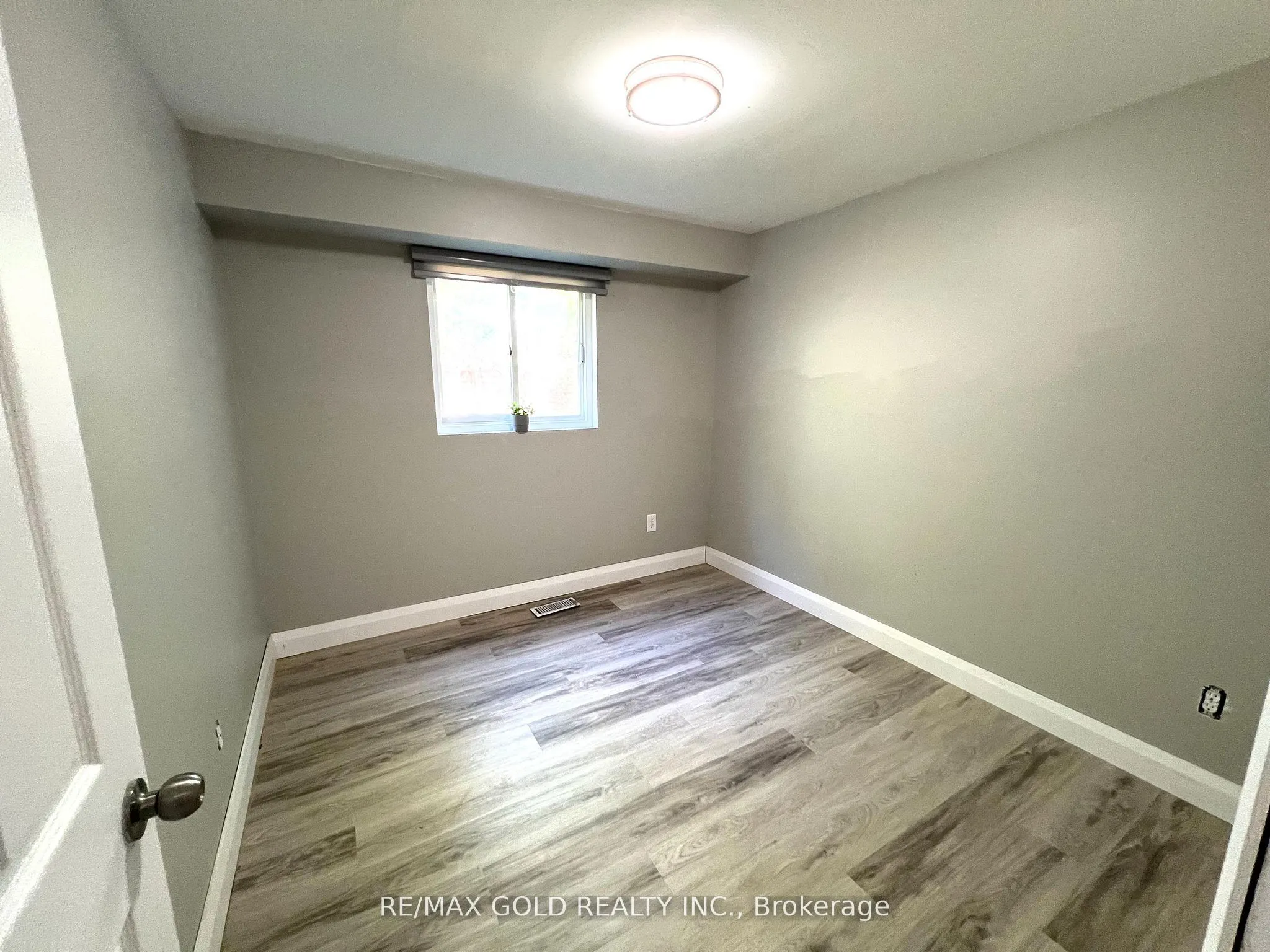 156 Mooregate Crescent, #Lower