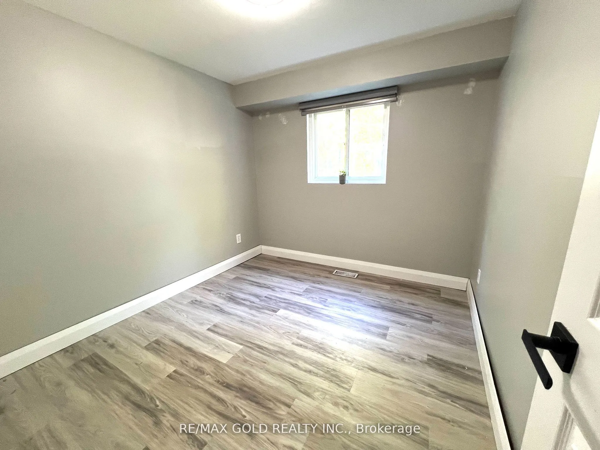 156 Mooregate Crescent, #Lower