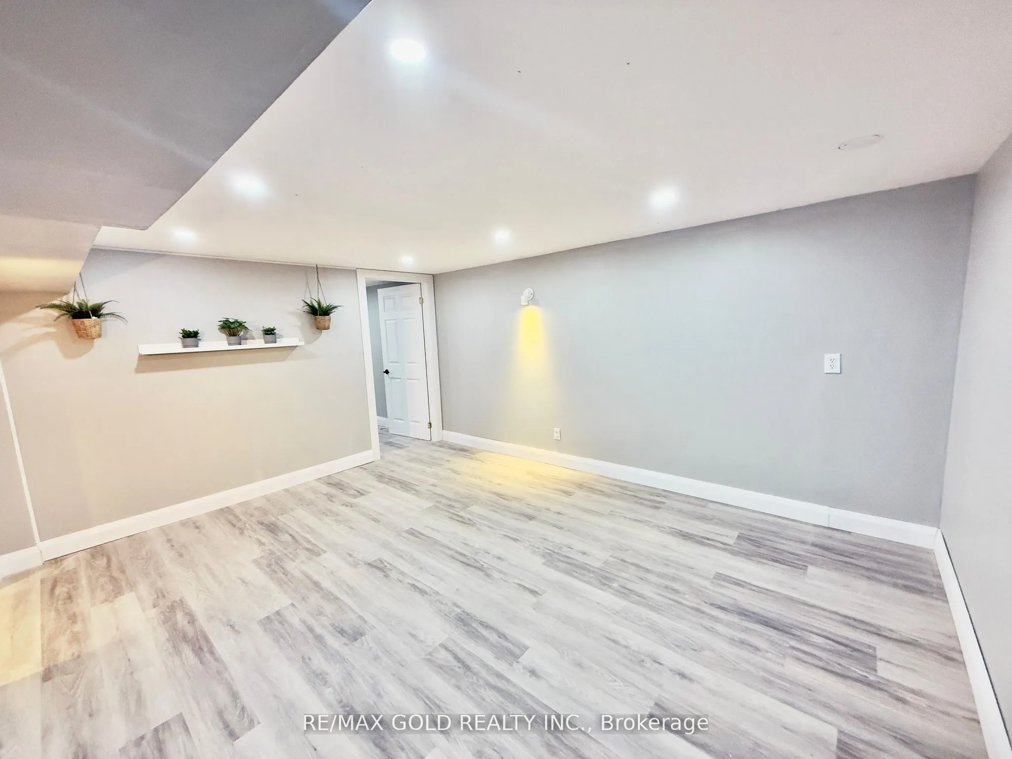 156 Mooregate Crescent, #Lower