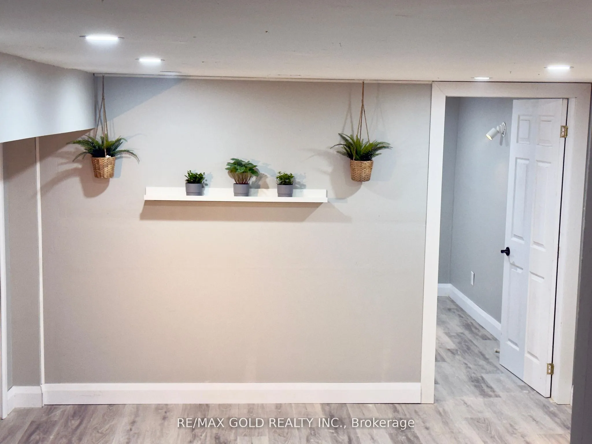 156 Mooregate Crescent, #Lower