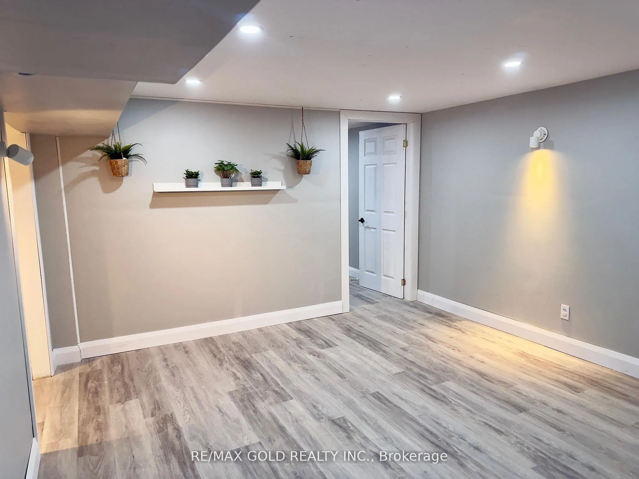 156 Mooregate Crescent, #Lower