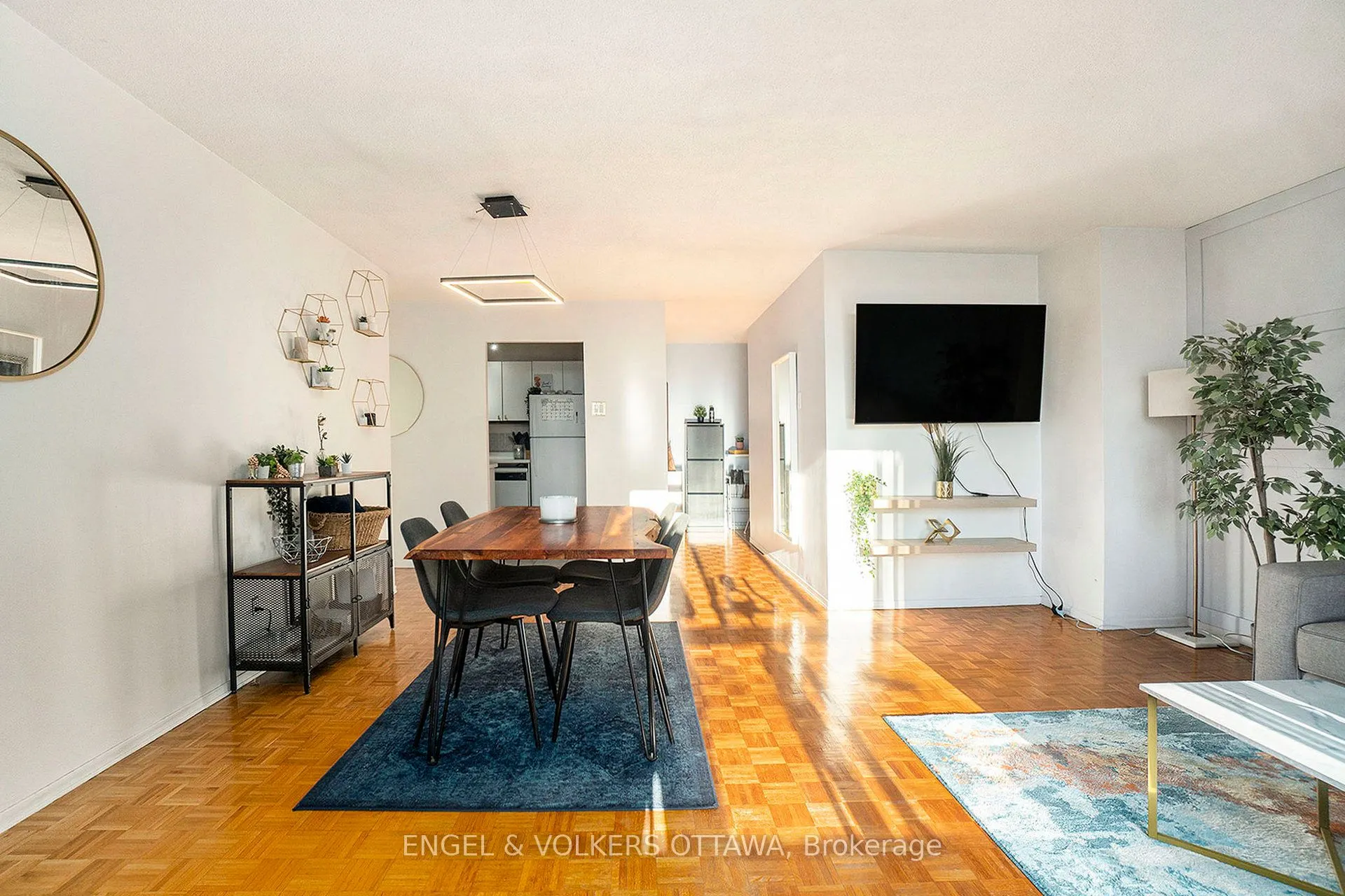 475 Laurier Avenue W, #907