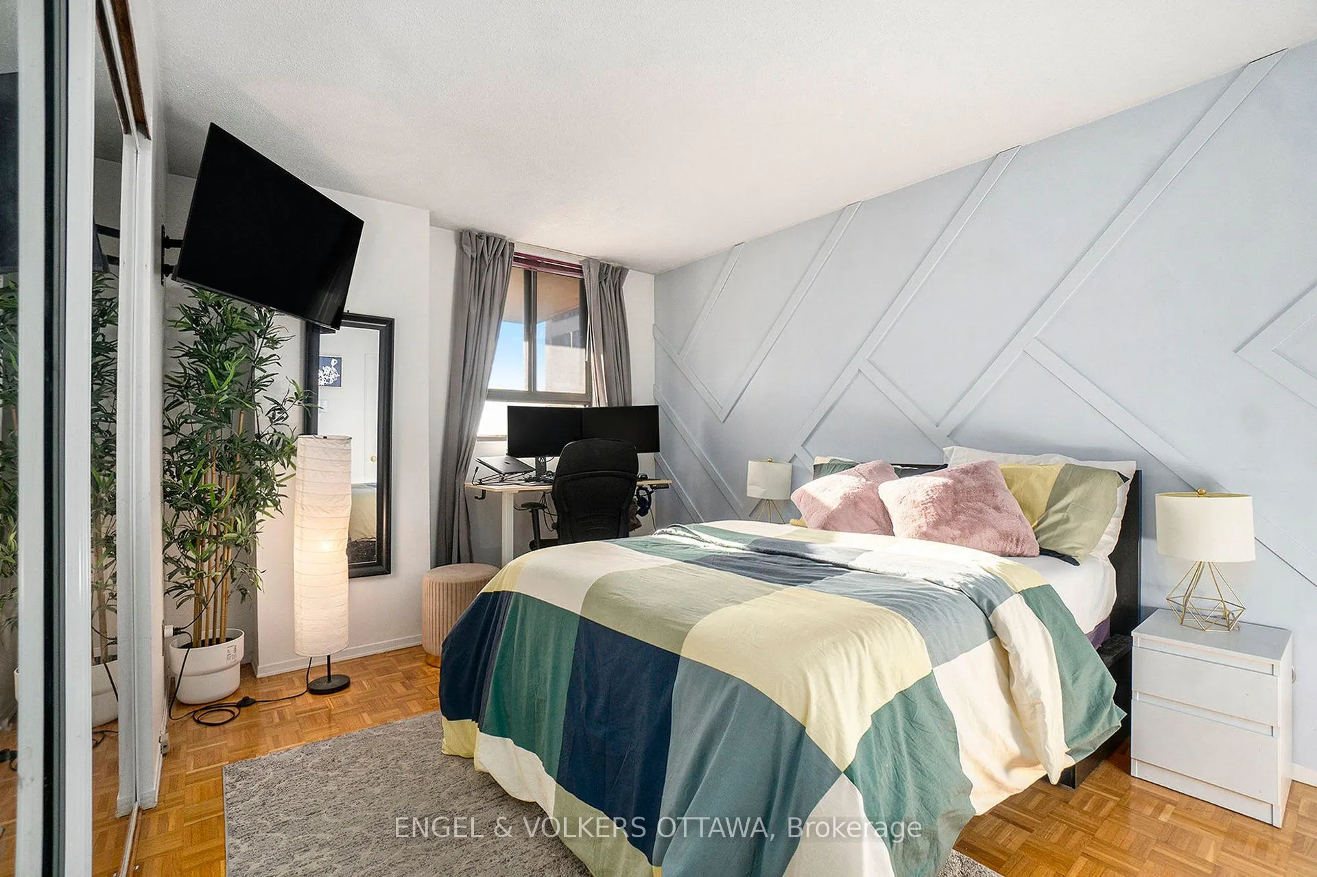 475 Laurier Avenue W, #907