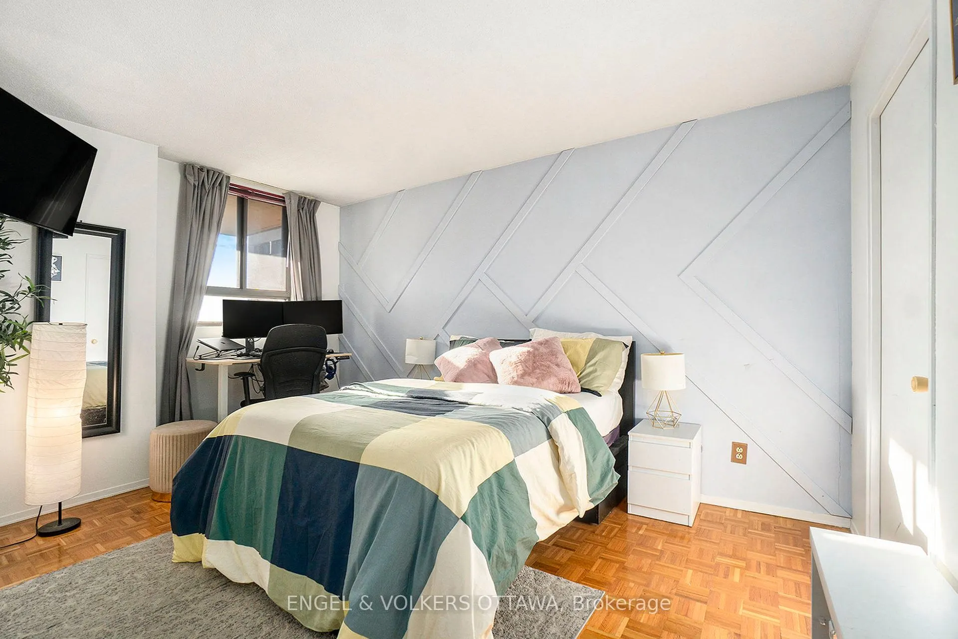 475 Laurier Avenue W, #907