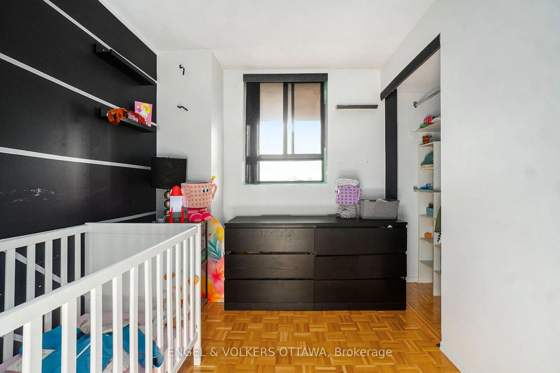 475 Laurier Avenue W, #907