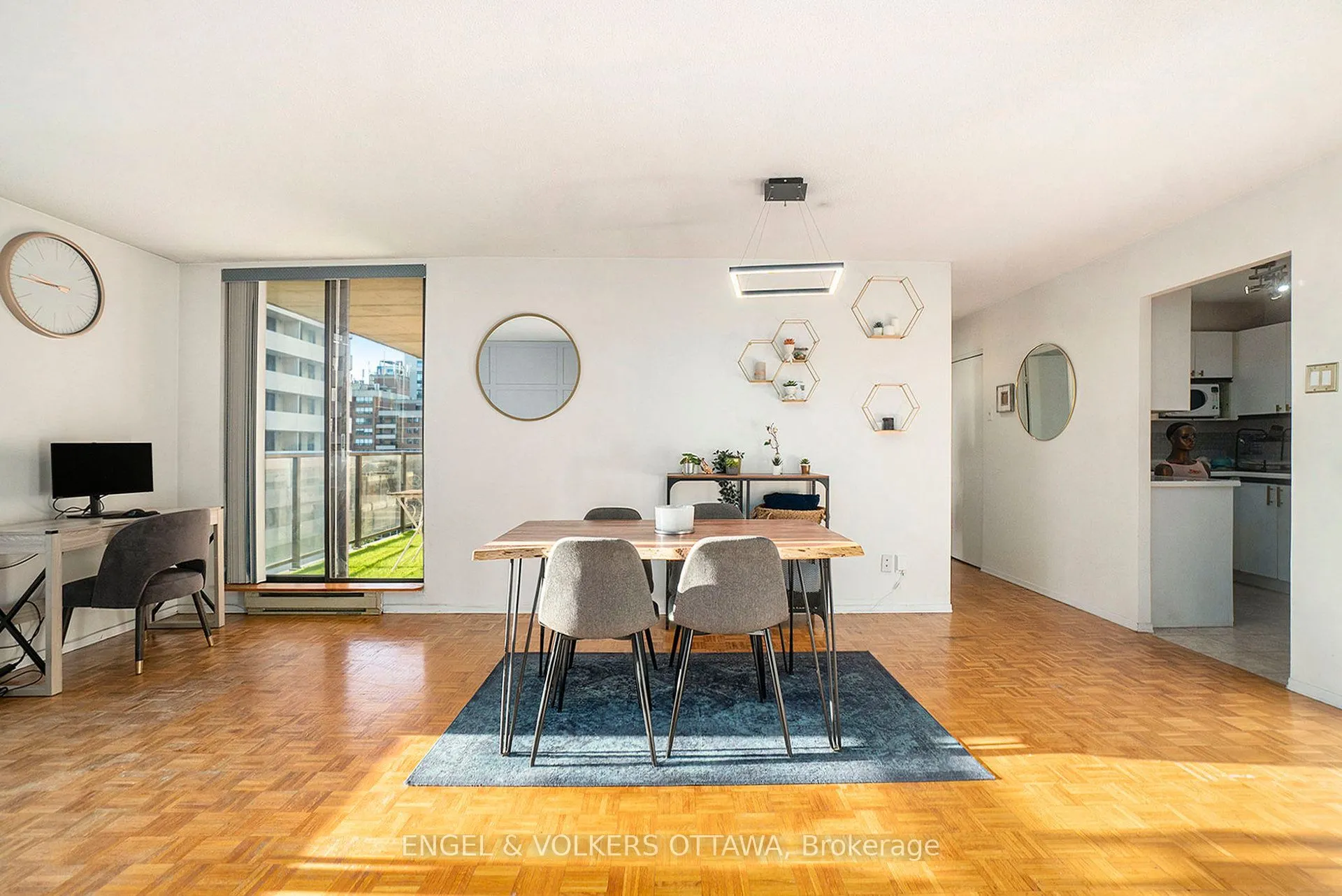 475 Laurier Avenue W, #907