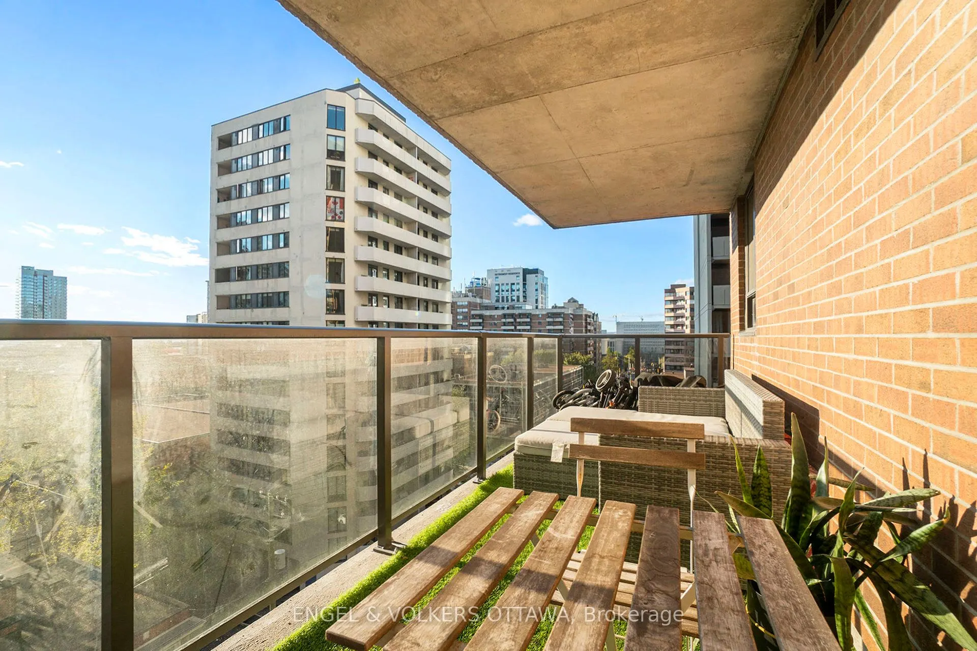475 Laurier Avenue W, #907
