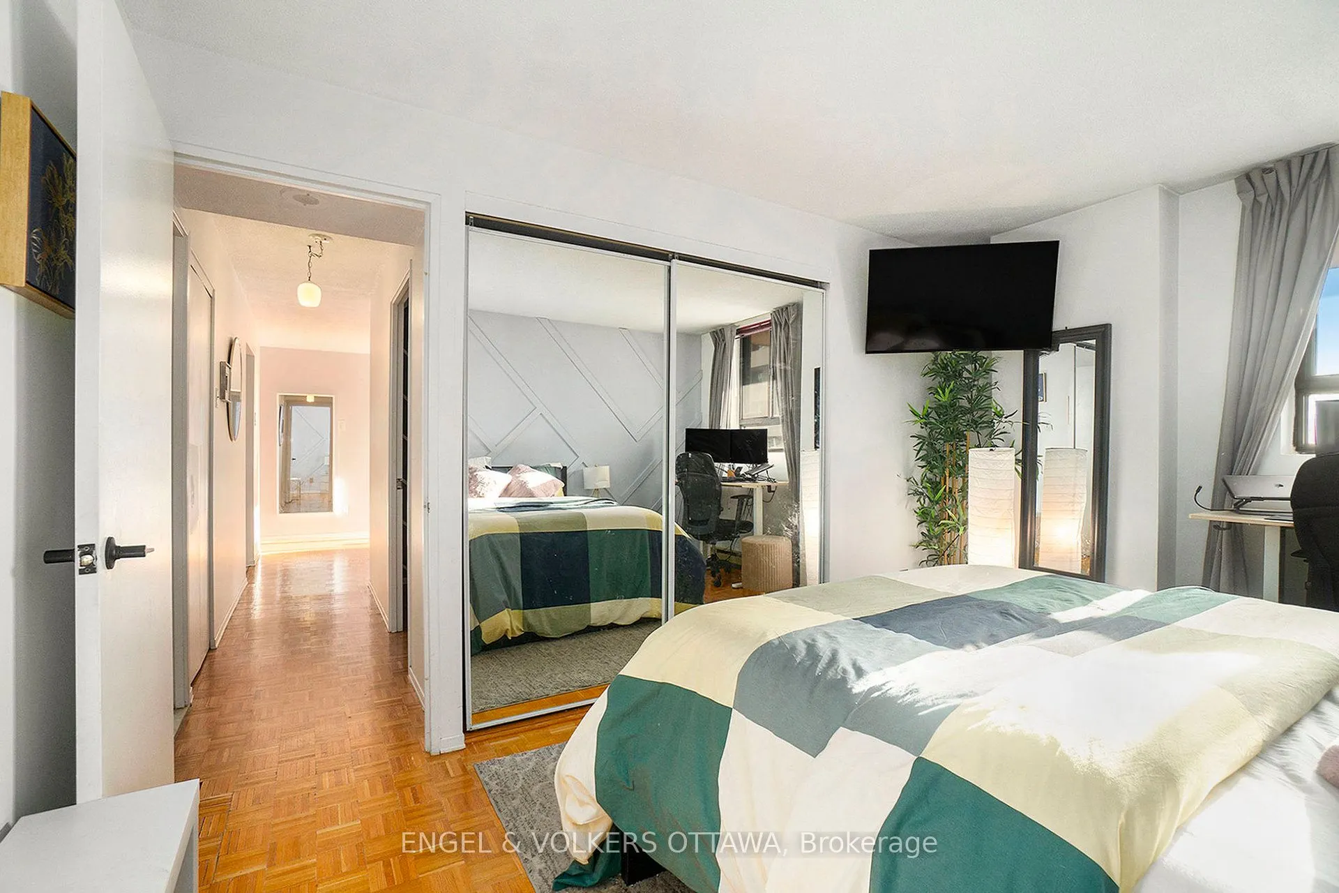 475 Laurier Avenue W, #907