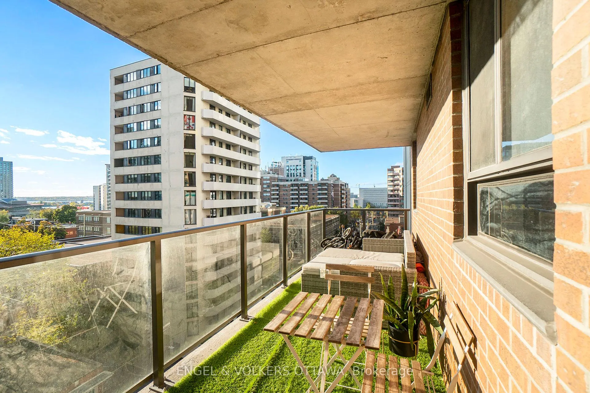 475 Laurier Avenue W, #907