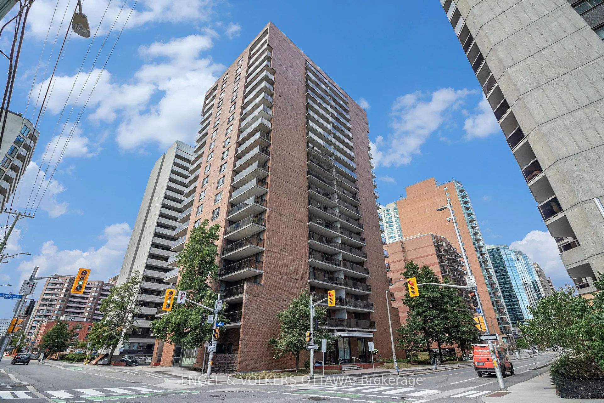 475 Laurier Avenue W, #907