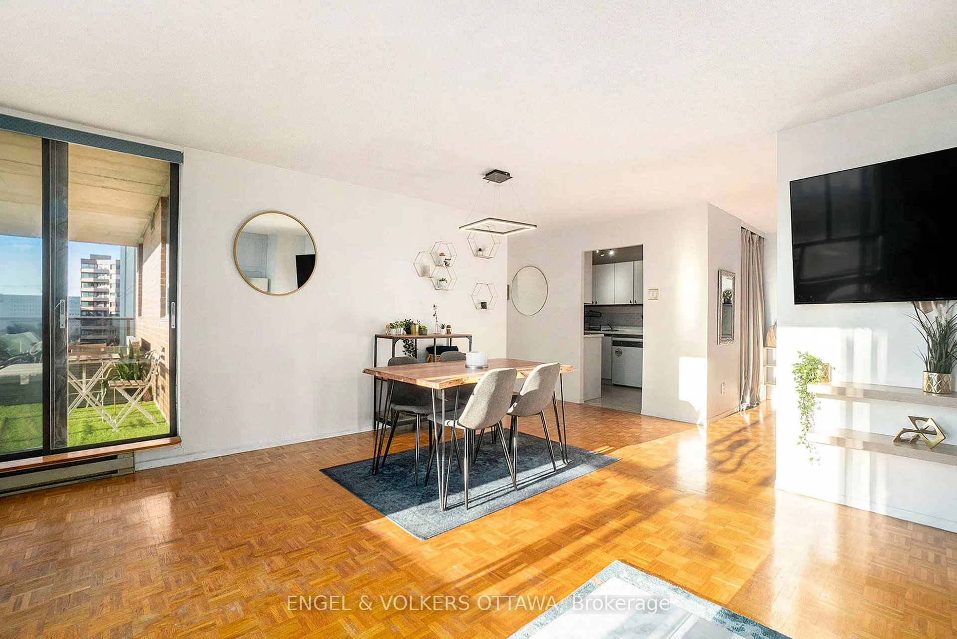 475 Laurier Avenue W, #907