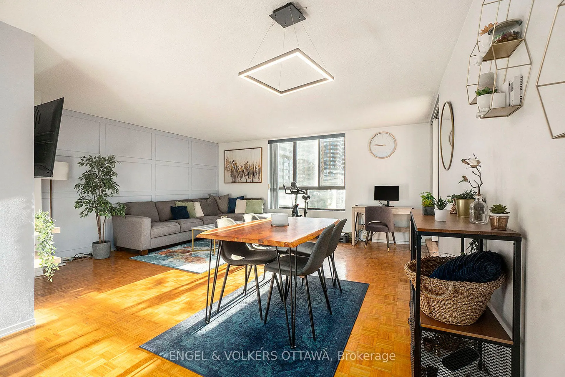 475 Laurier Avenue W, #907