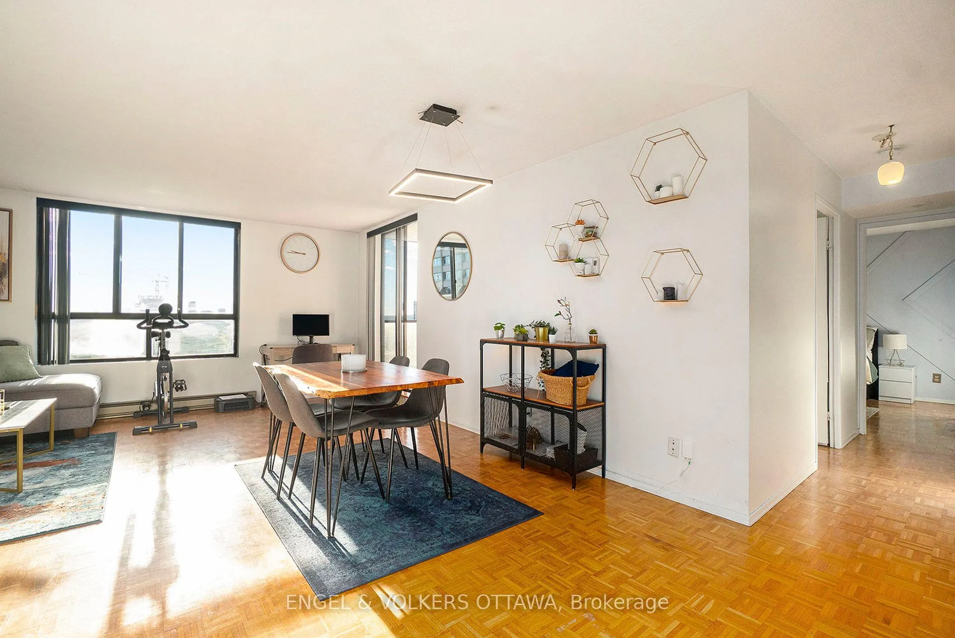475 Laurier Avenue W, #907