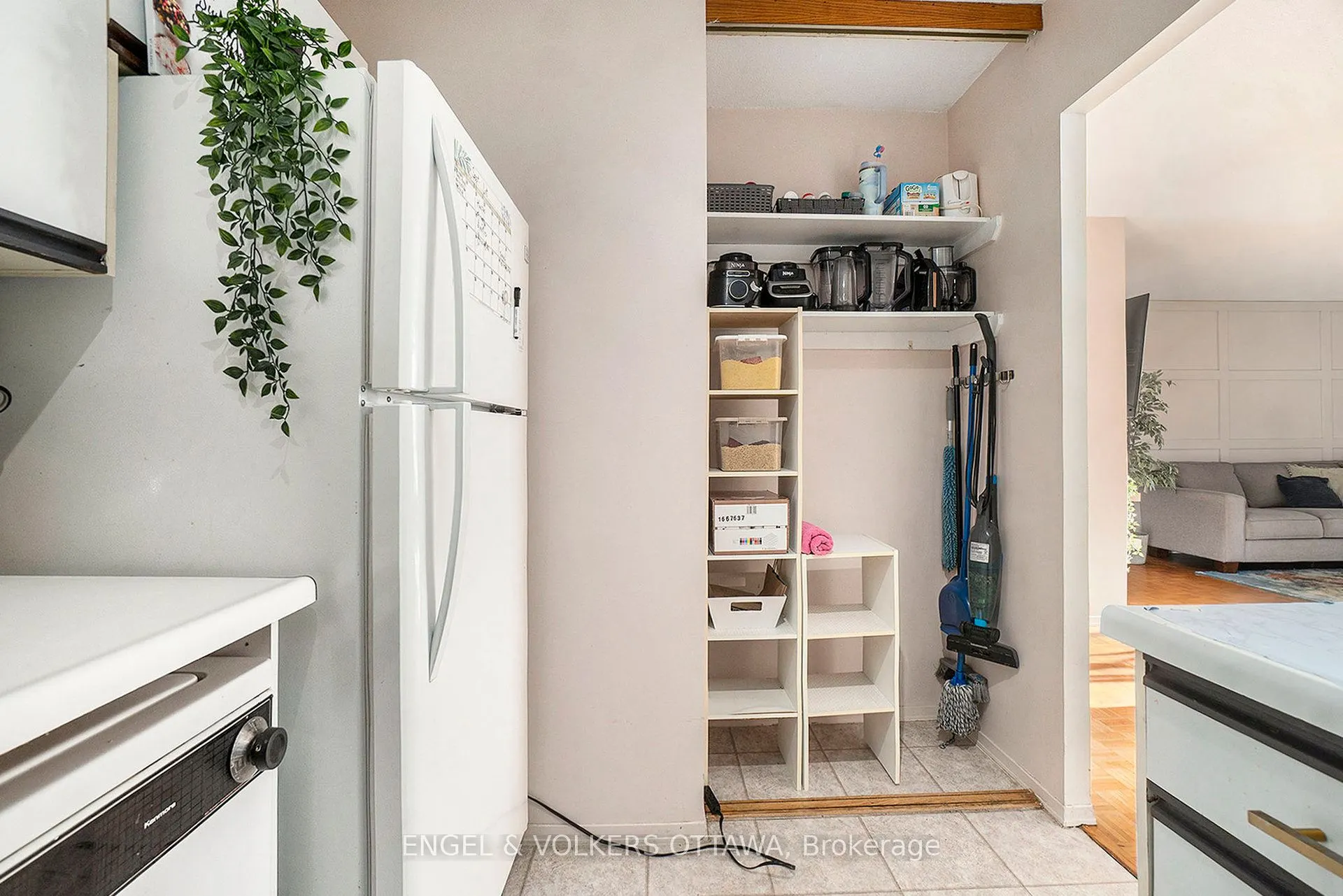 475 Laurier Avenue W, #907