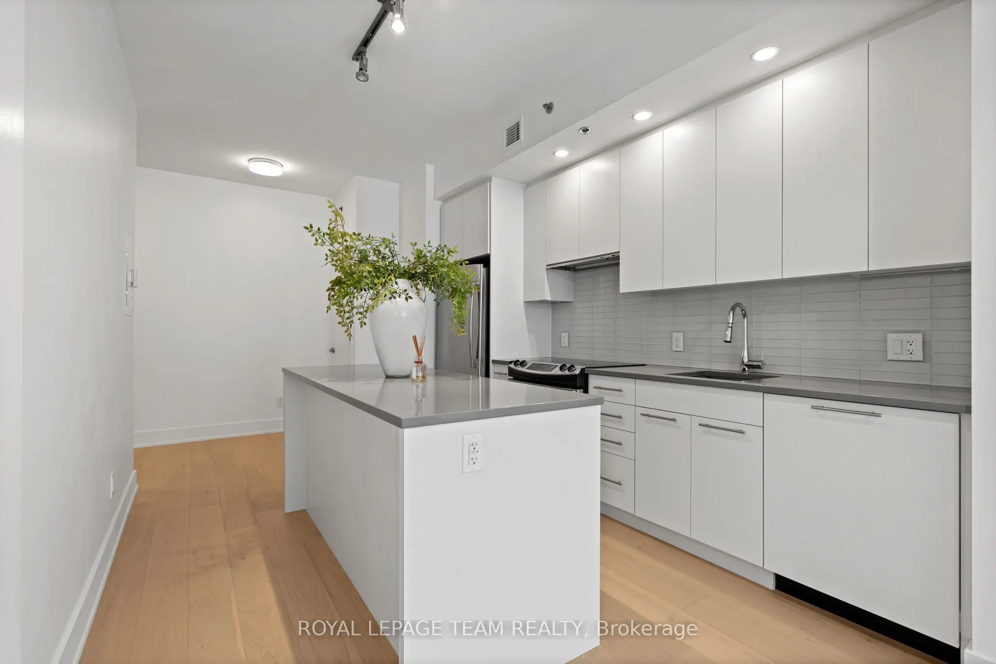 108 RICHMOND Road, #207