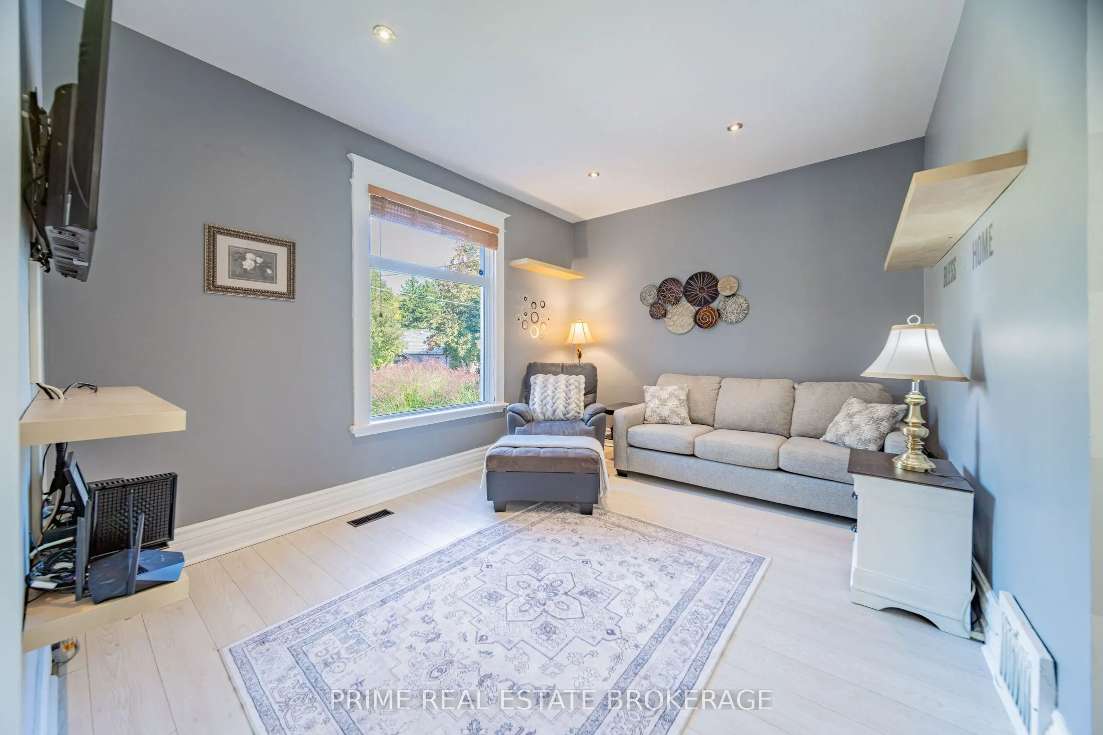 11 Briscoe Street E