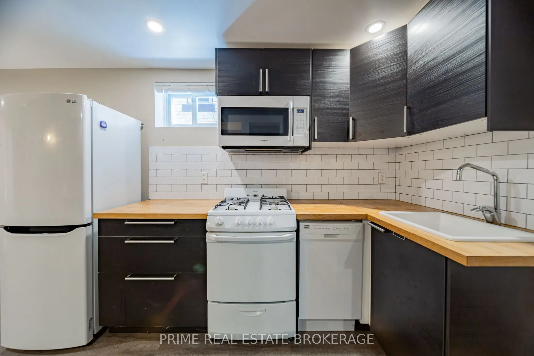 11 Briscoe Street E