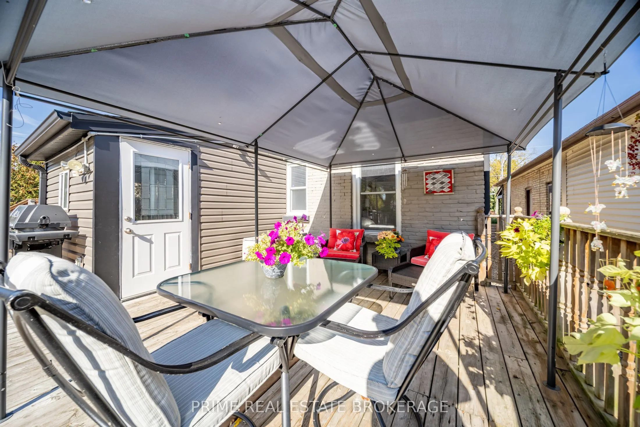 11 Briscoe Street E