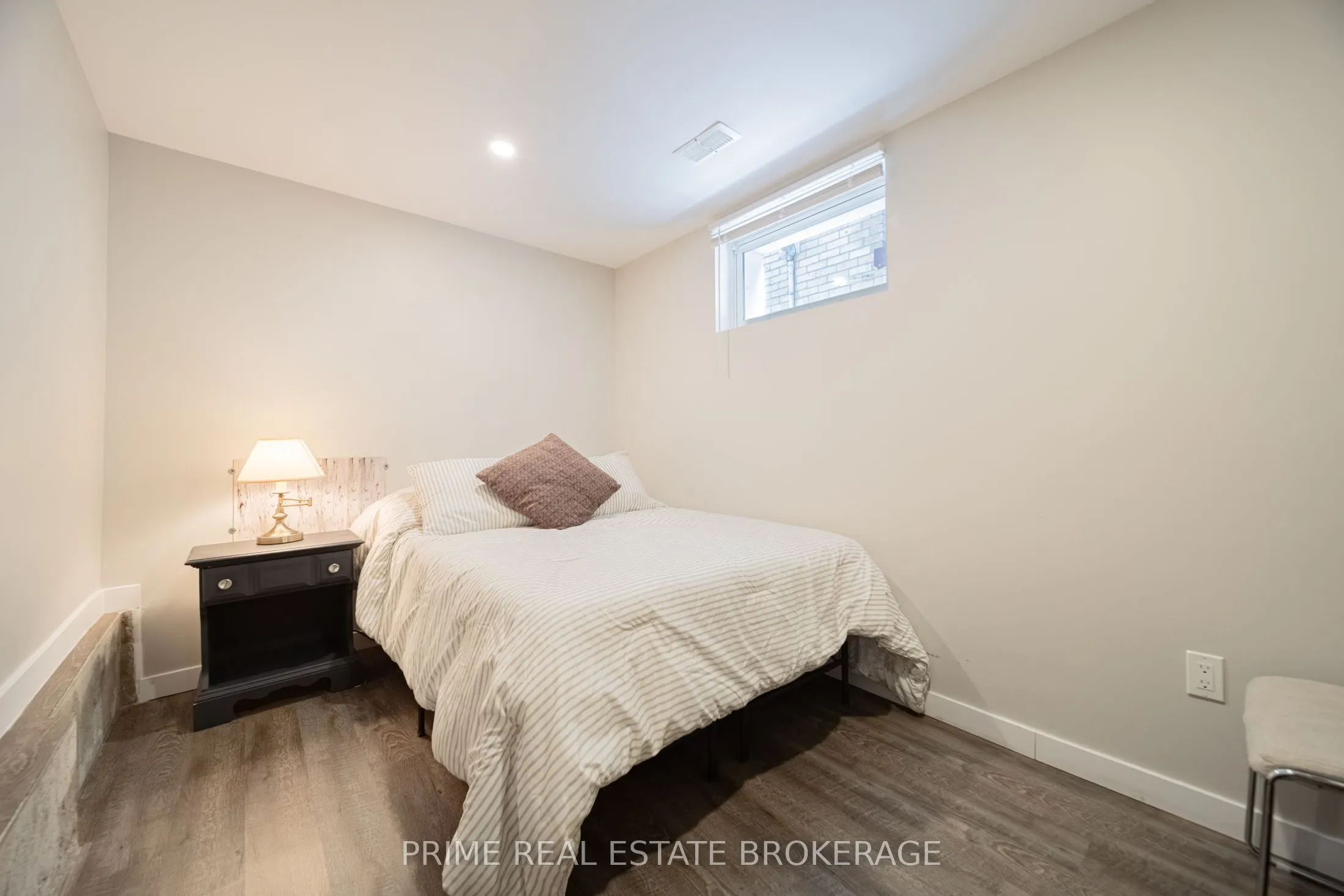 11 Briscoe Street E