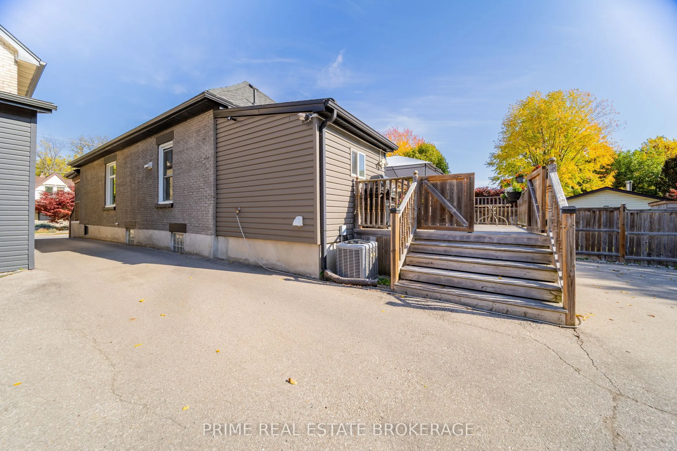 11 Briscoe Street E