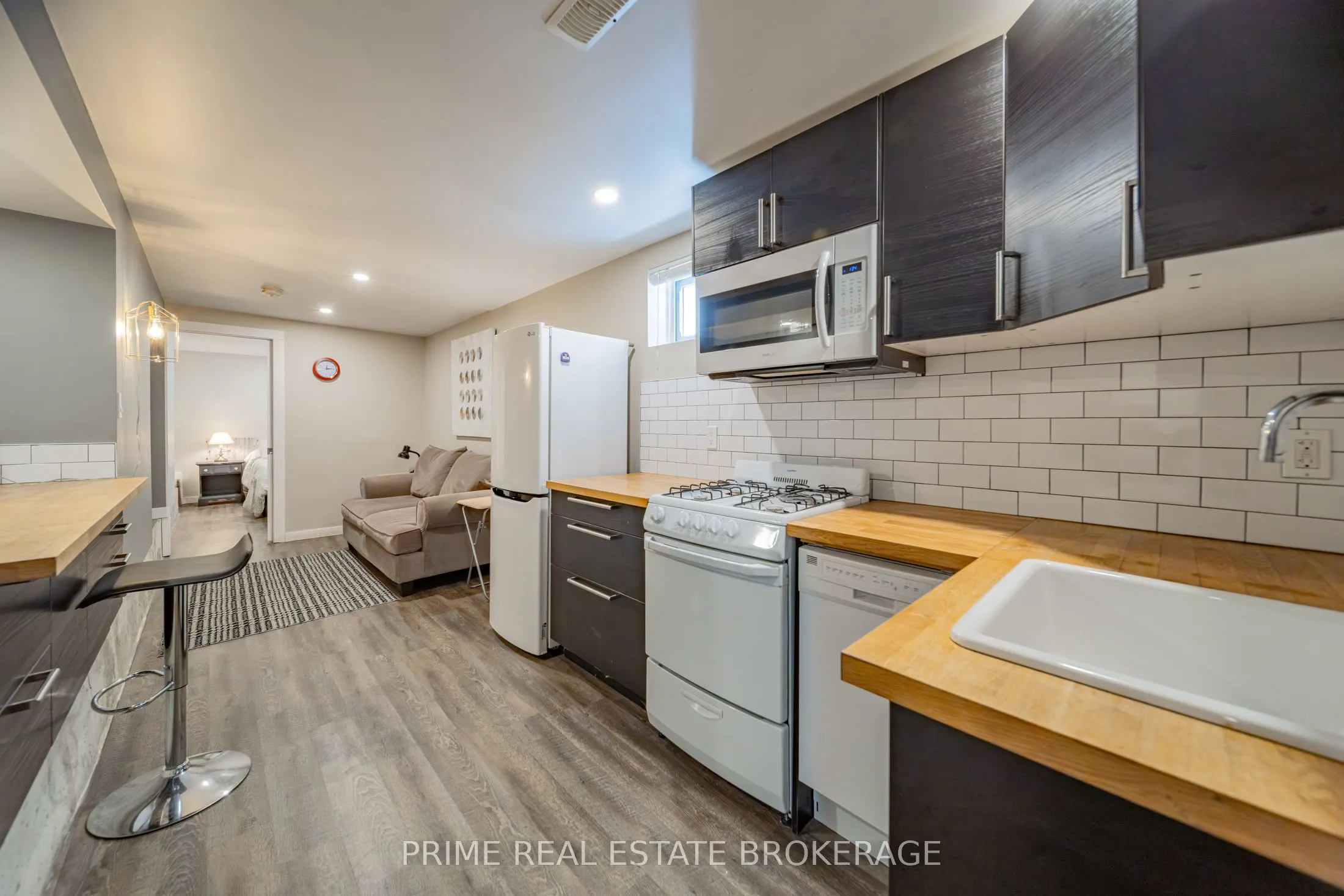 11 Briscoe Street E