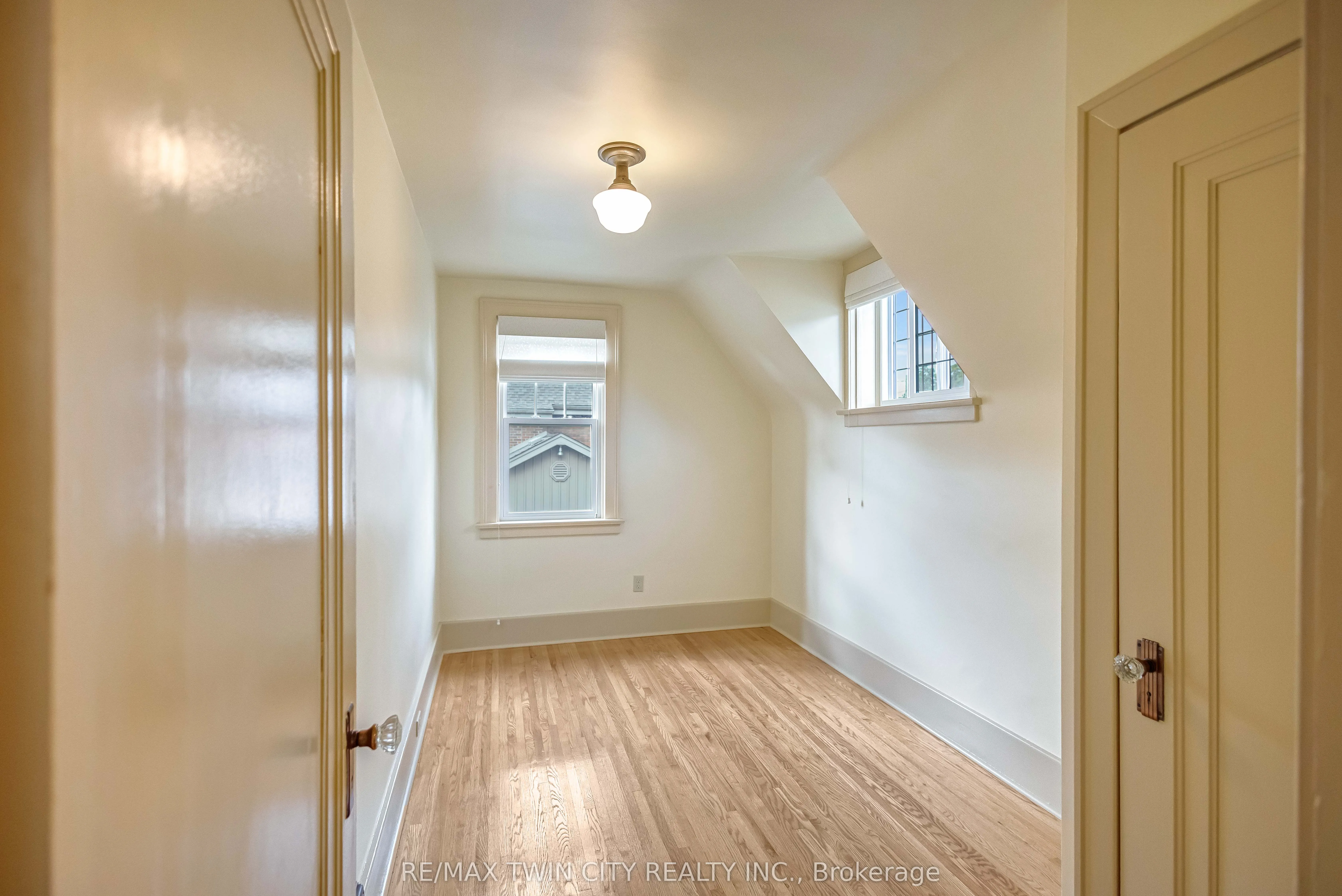 25 Broadway Street E