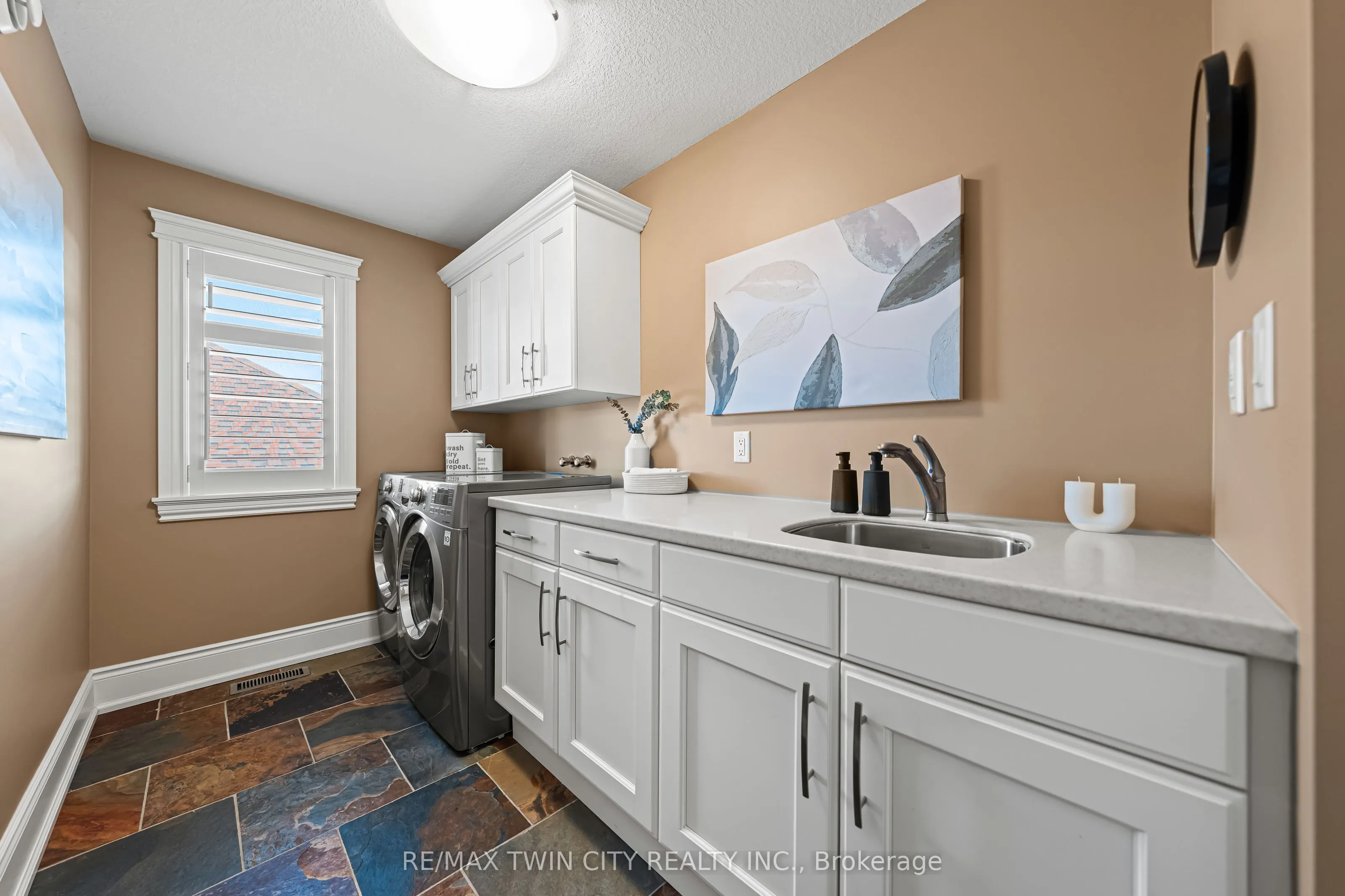 541 Falconridge Crescent