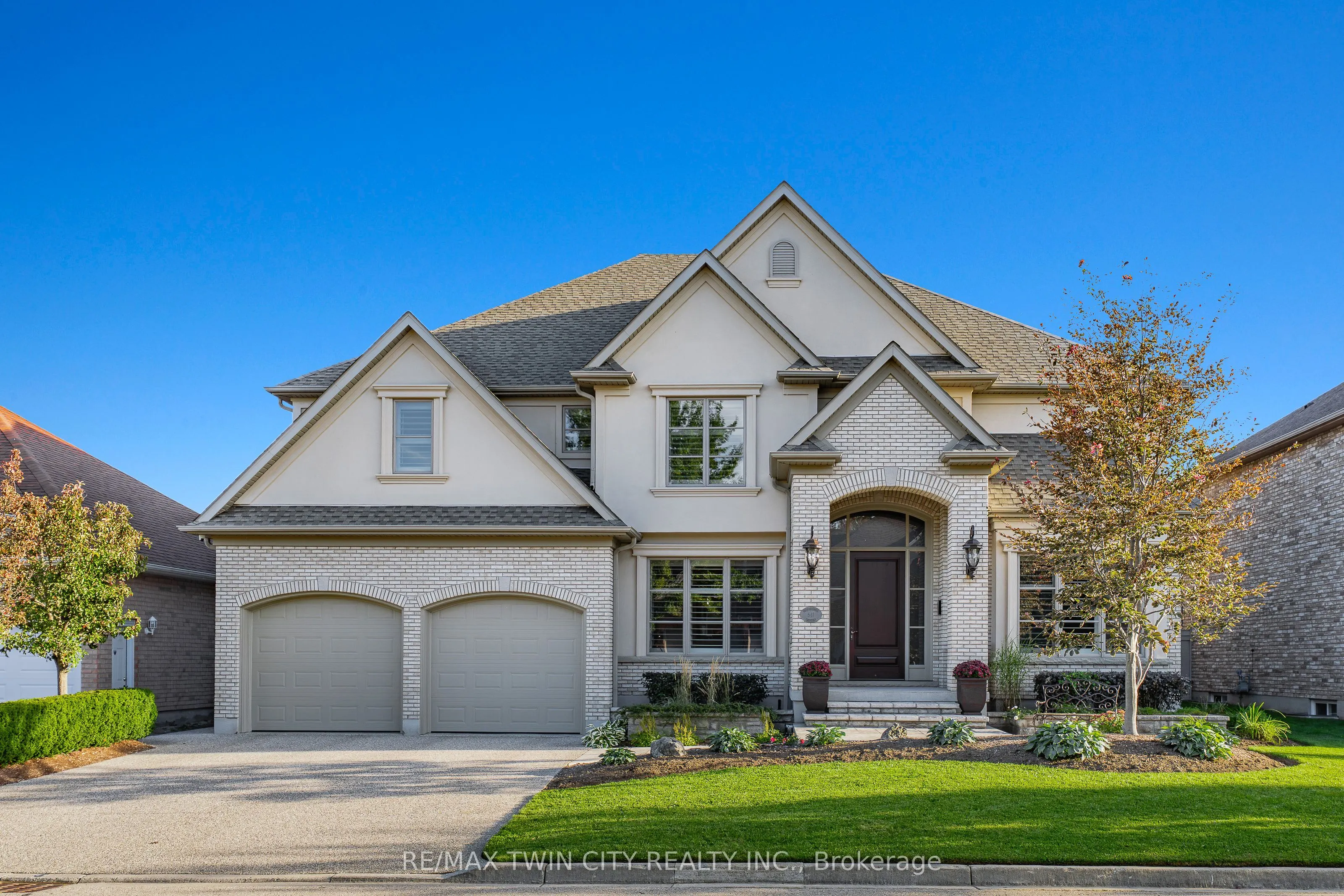 541 Falconridge Crescent