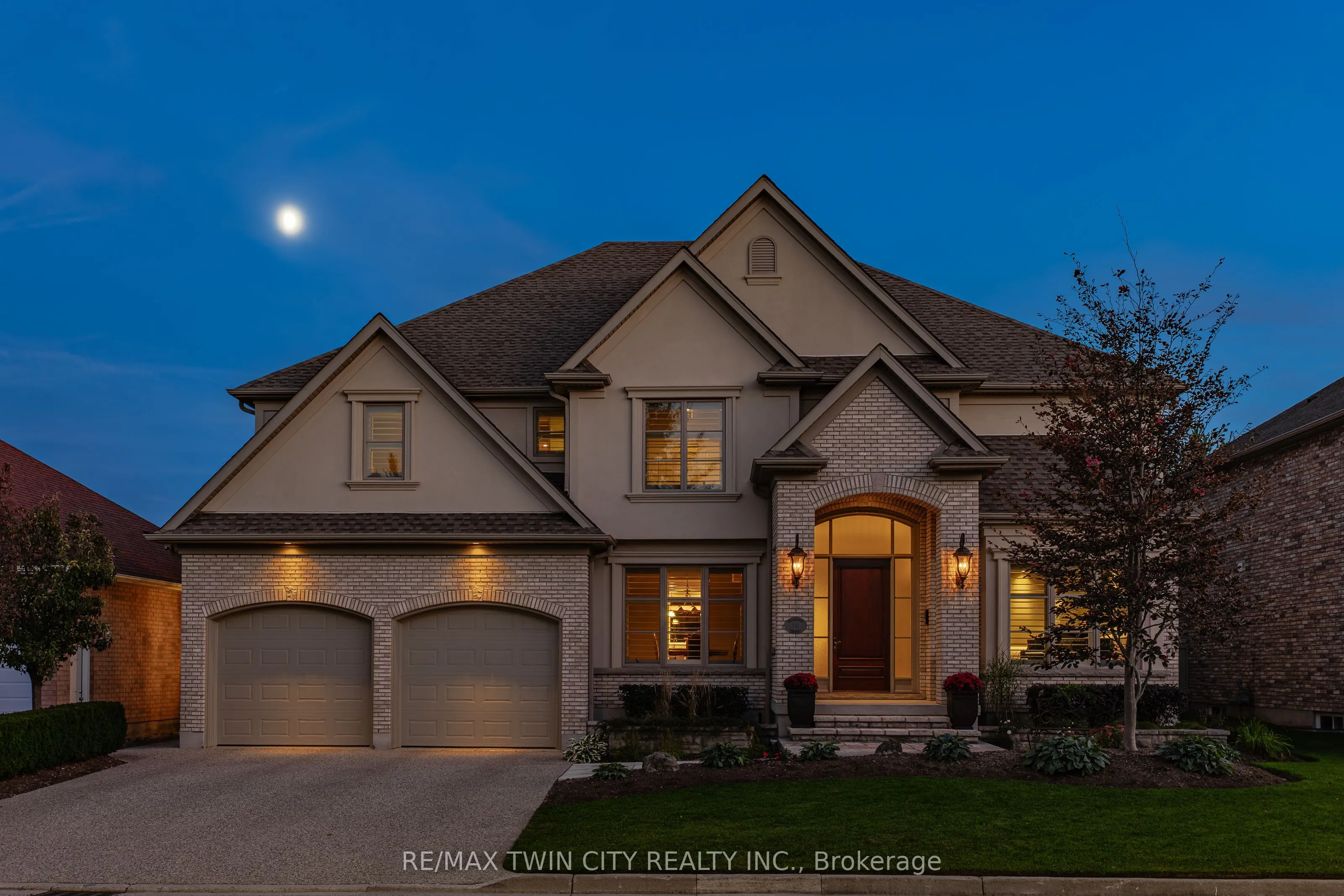 541 Falconridge Crescent