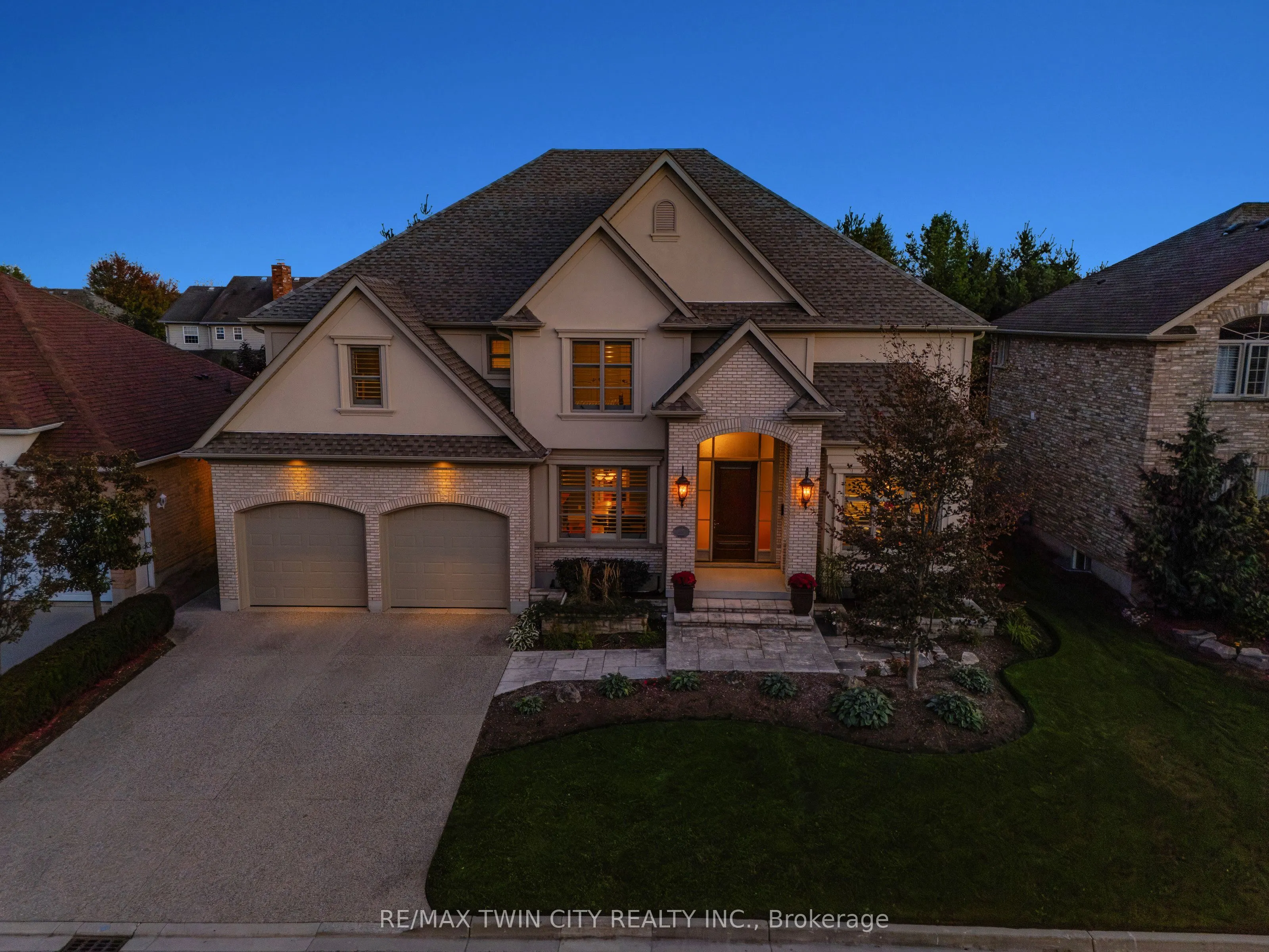 541 Falconridge Crescent