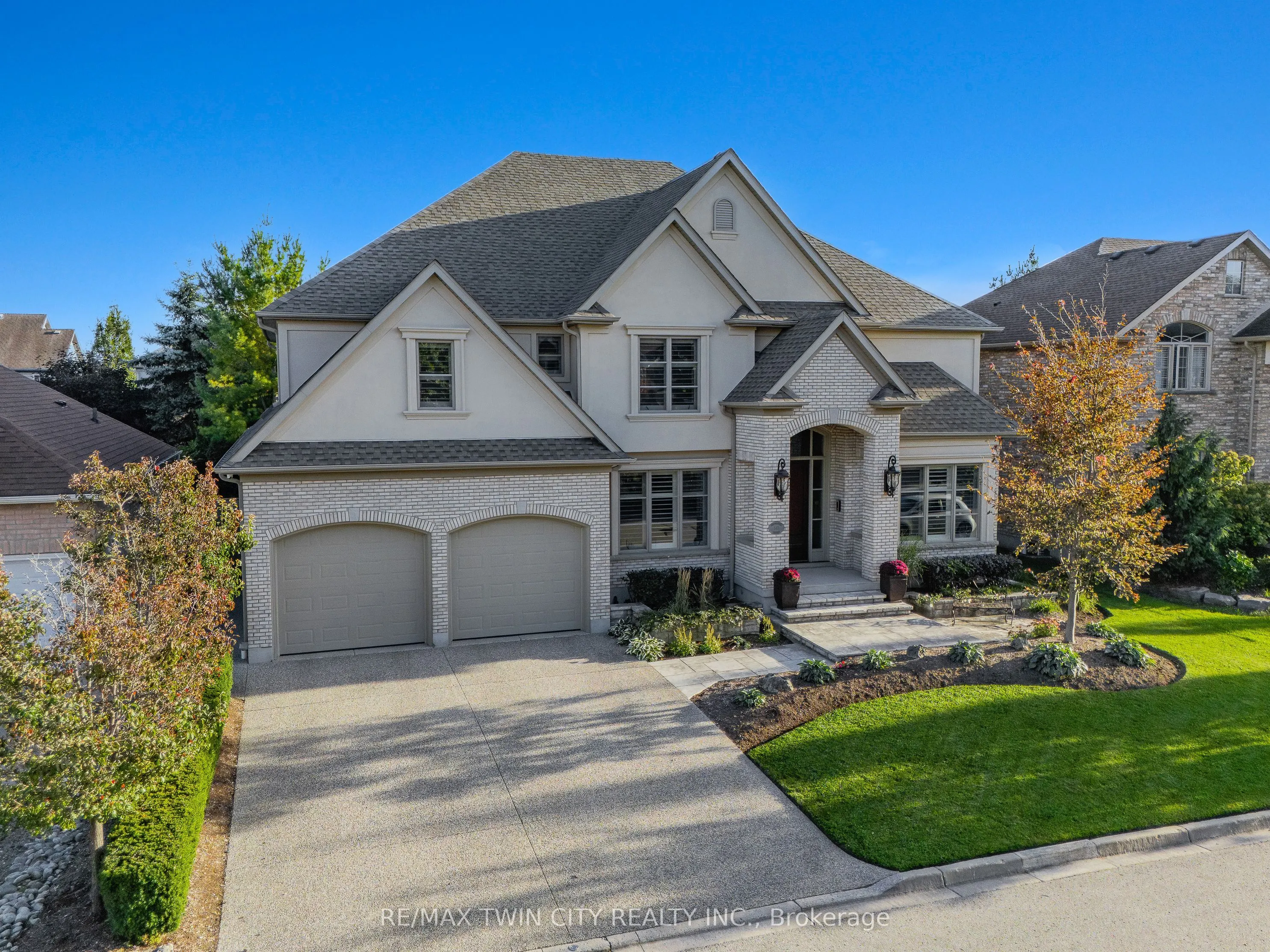 541 Falconridge Crescent