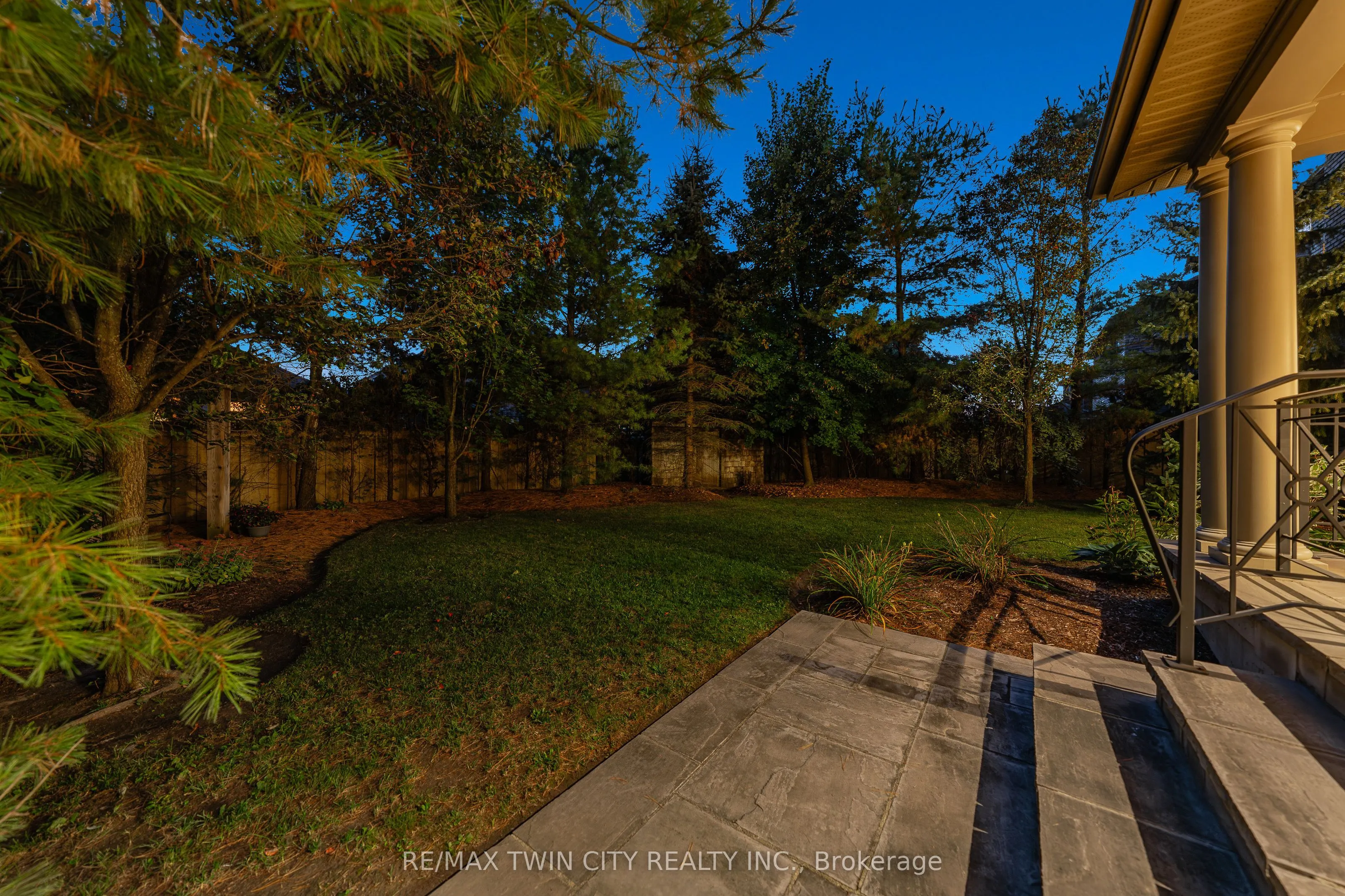 541 Falconridge Crescent