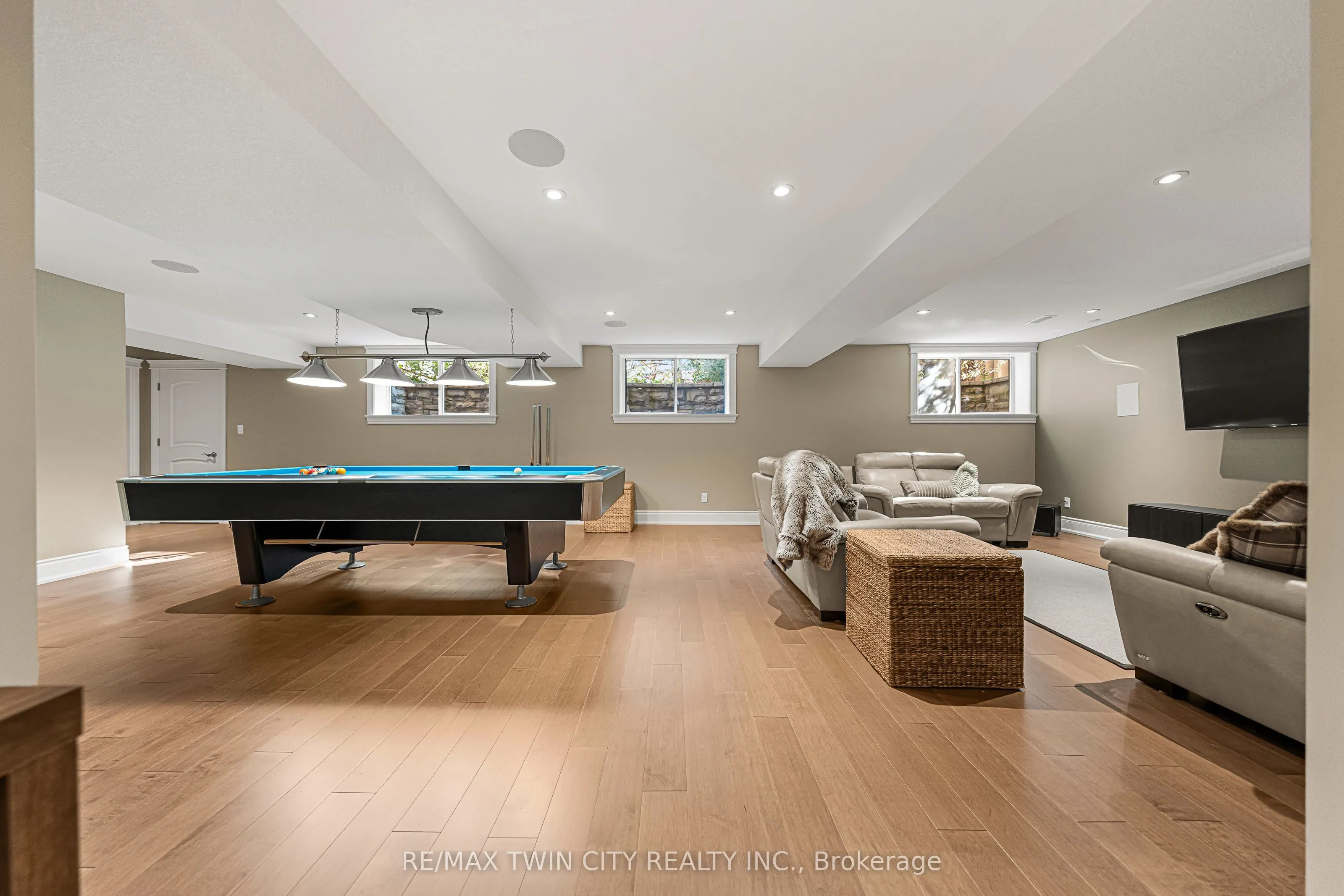 541 Falconridge Crescent