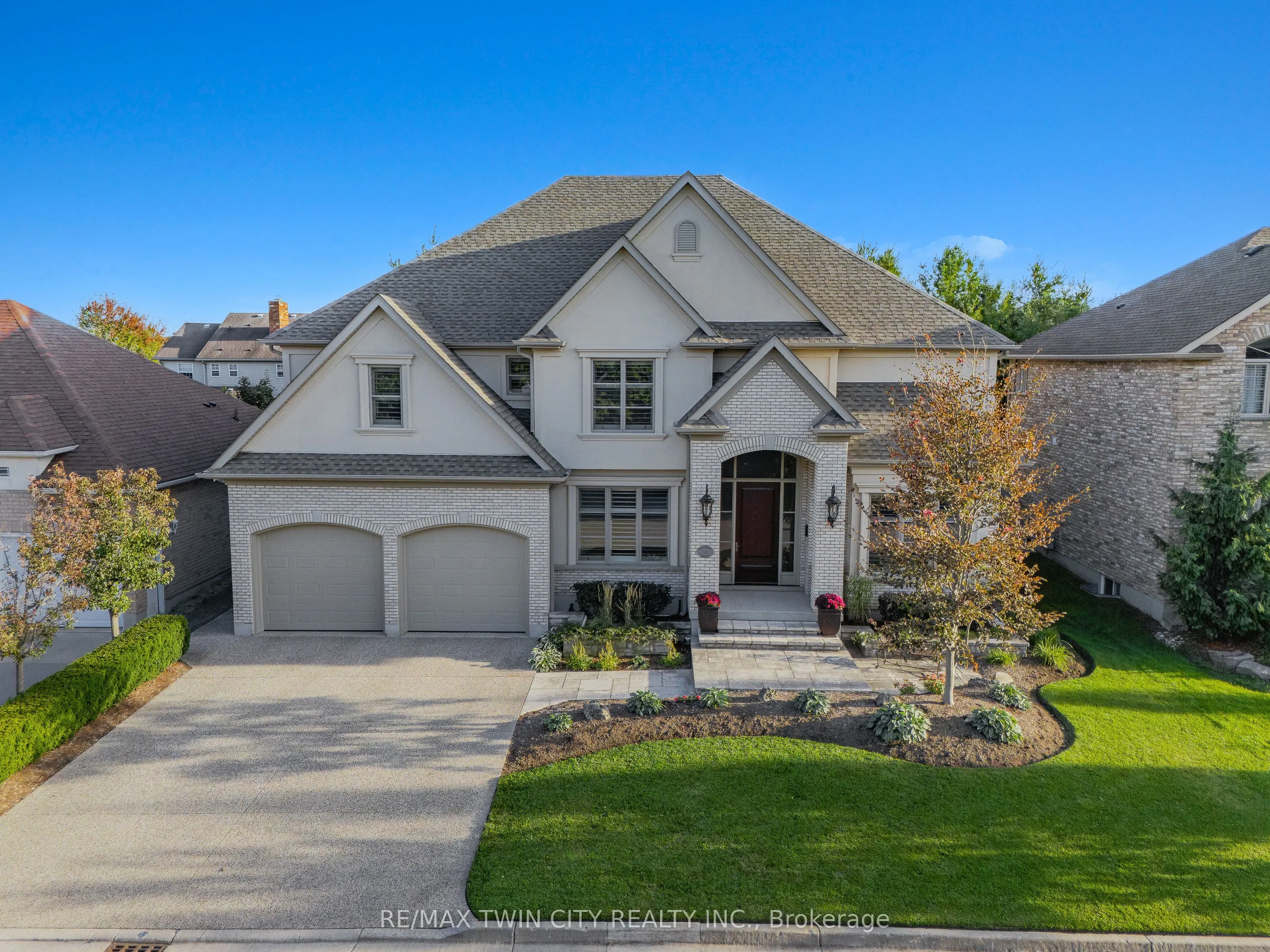 541 Falconridge Crescent