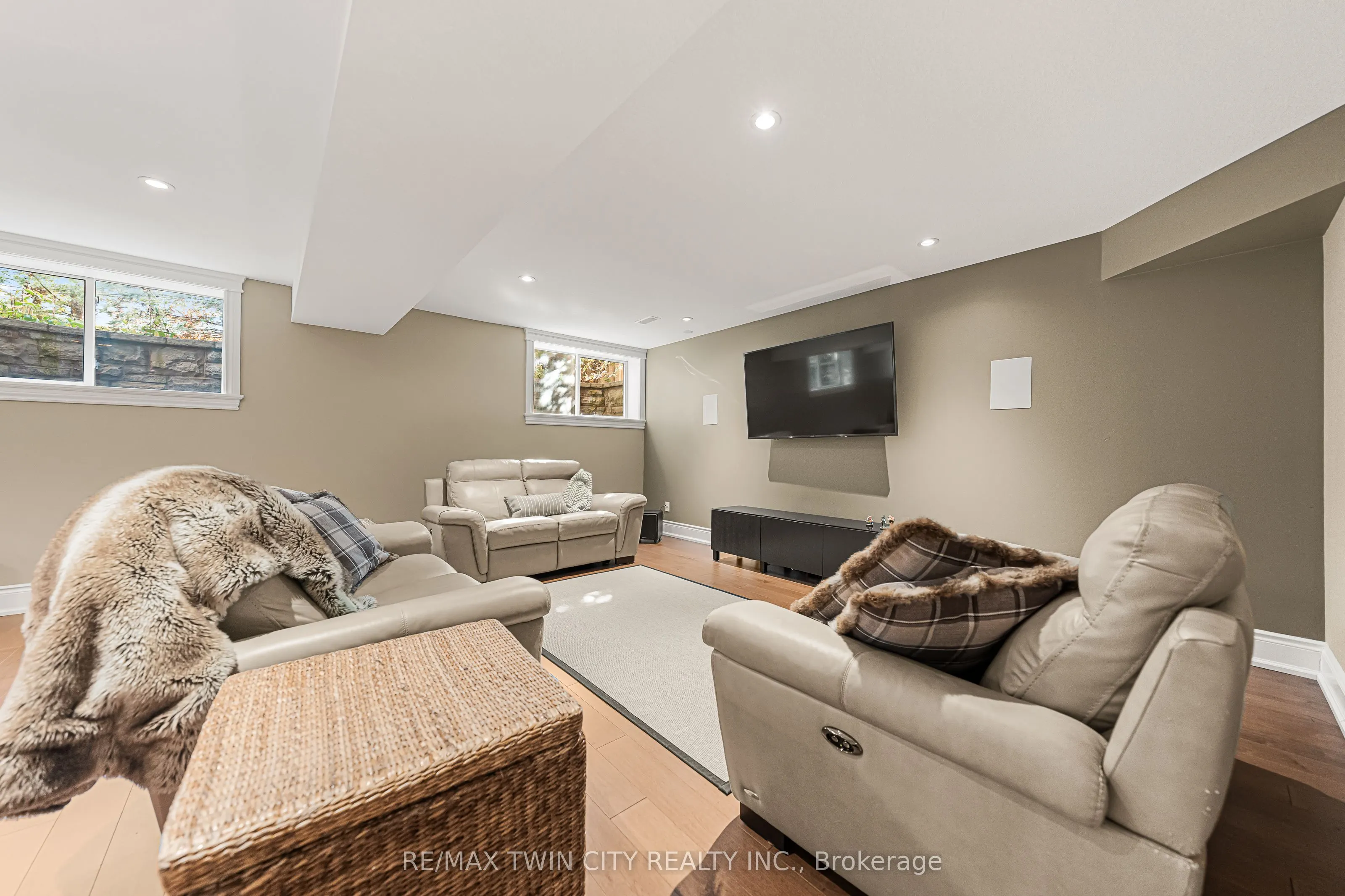 541 Falconridge Crescent