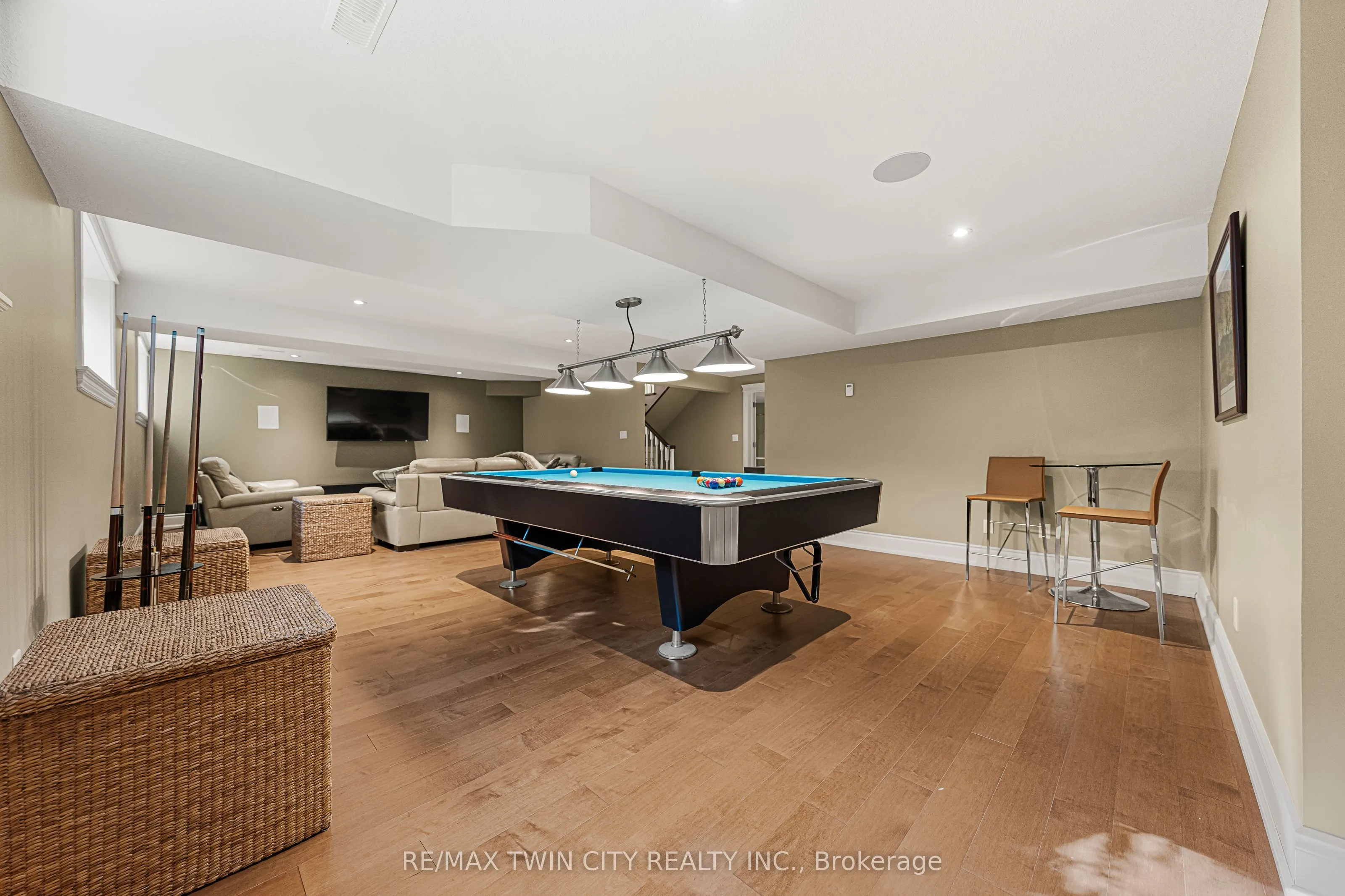 541 Falconridge Crescent