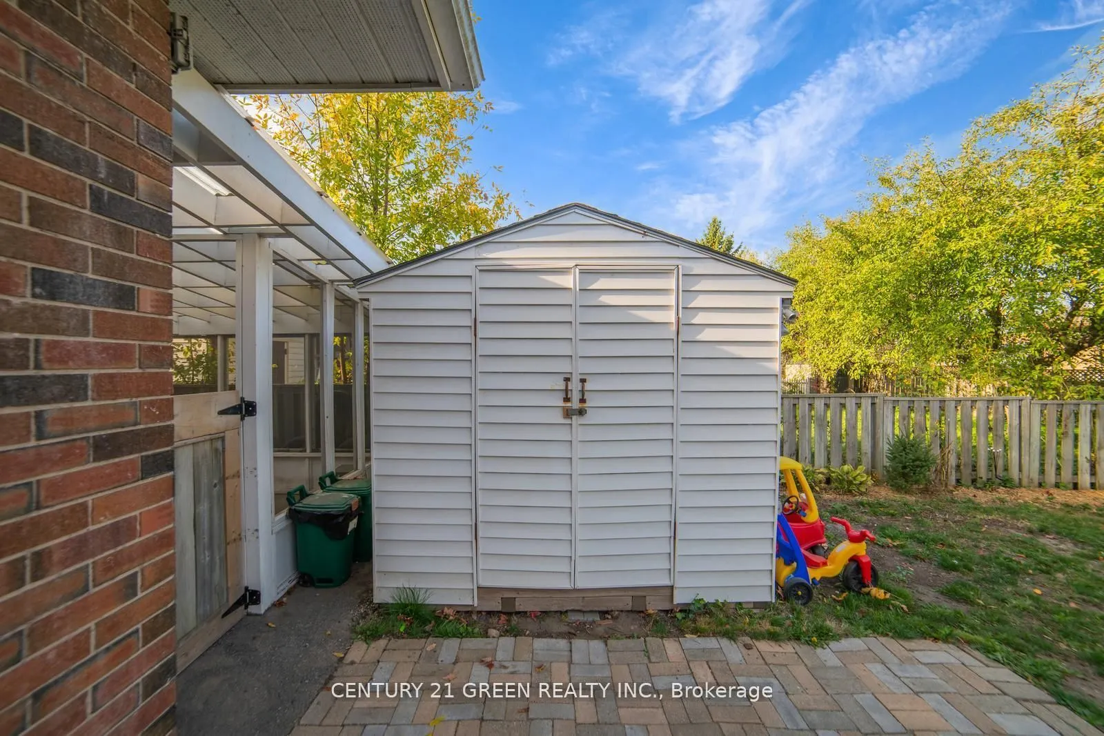 1676 Holley Crescent